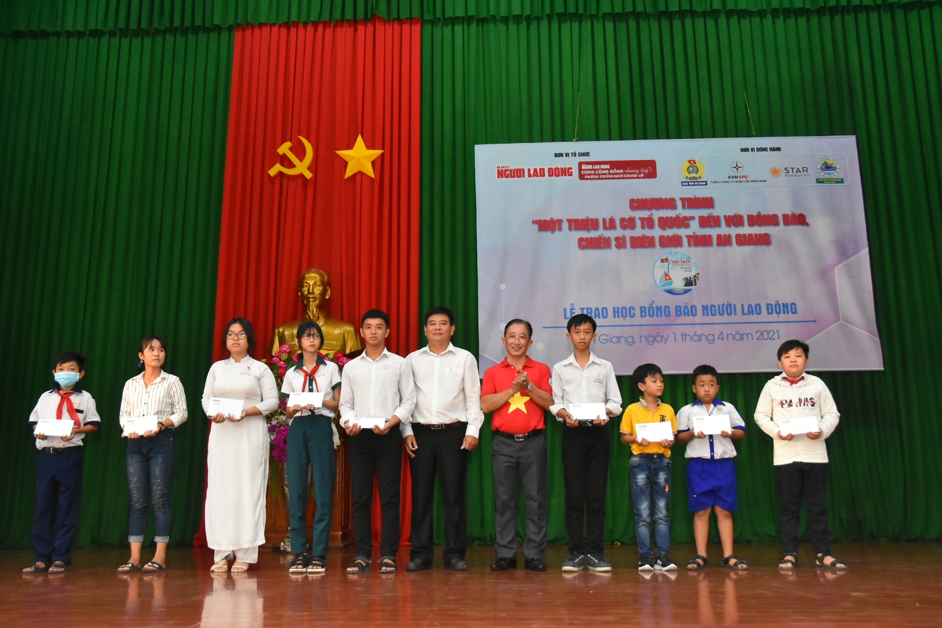 Cờ Tổ quốc v&agrave; học bổng tiếp tục đến với v&ugrave;ng bi&ecirc;n giới An Giang - Ảnh 10.