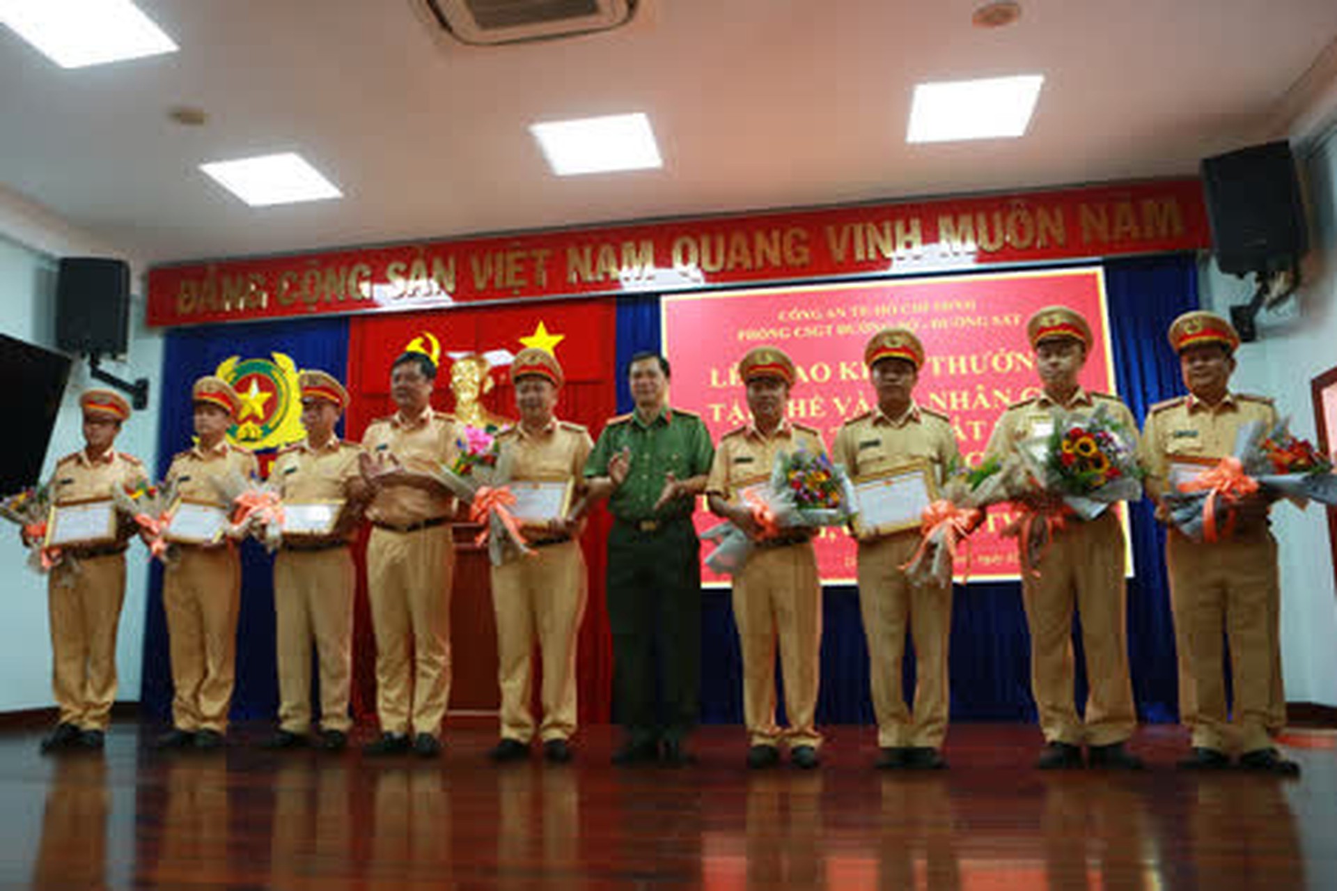 C&ocirc;ng an TP HCM khen thưởng đại &uacute;y CSGT dẫn đường đưa bệnh nh&acirc;n nguy kịch đi cấp cứu - Ảnh 1.