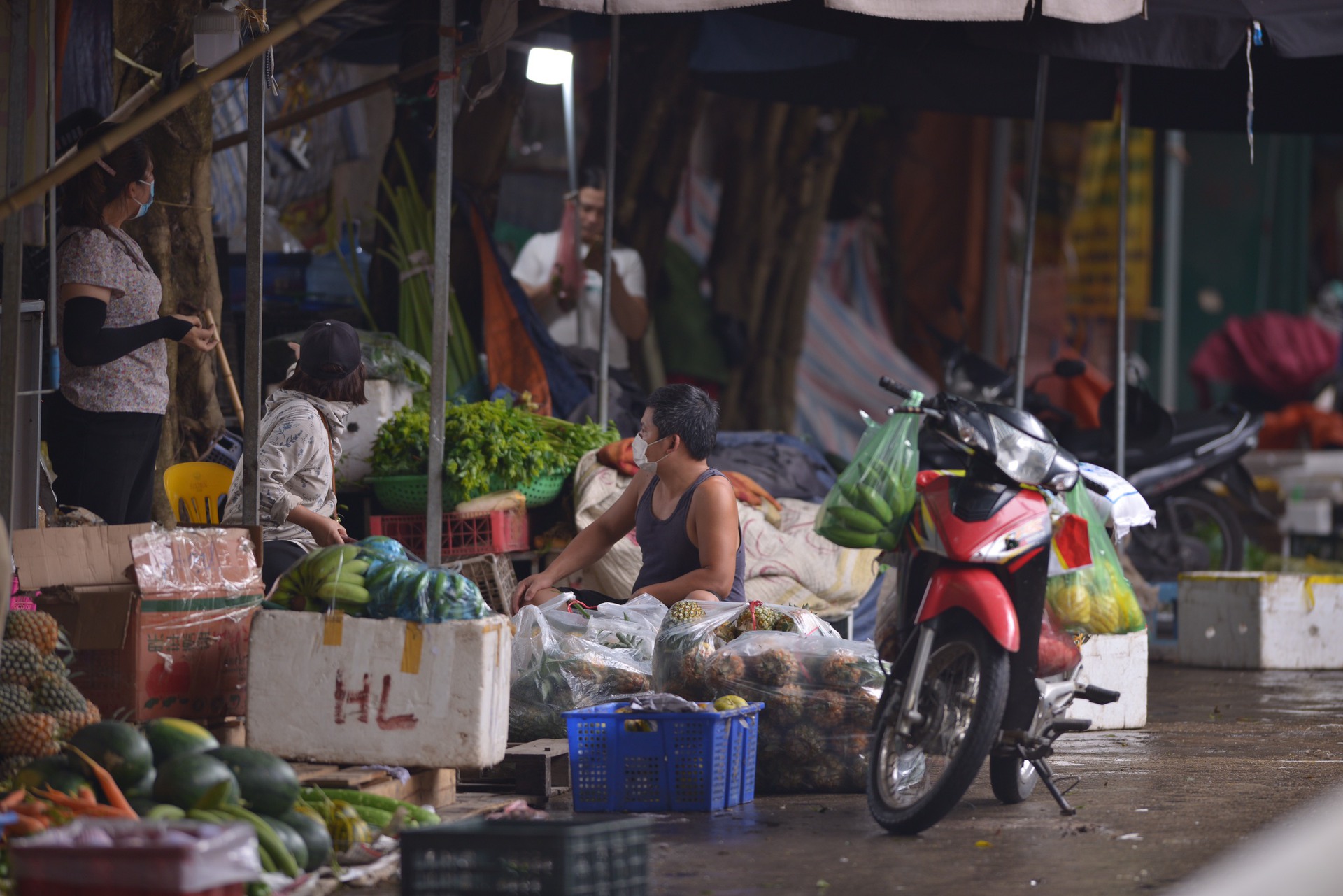 Ca nghi mắc Covid-19 gh&eacute; qua, to&agrave;n bộ khu chợ nhộn nhịp với h&agrave;ng trăm kiốt bị phong tỏa - Ảnh 7.