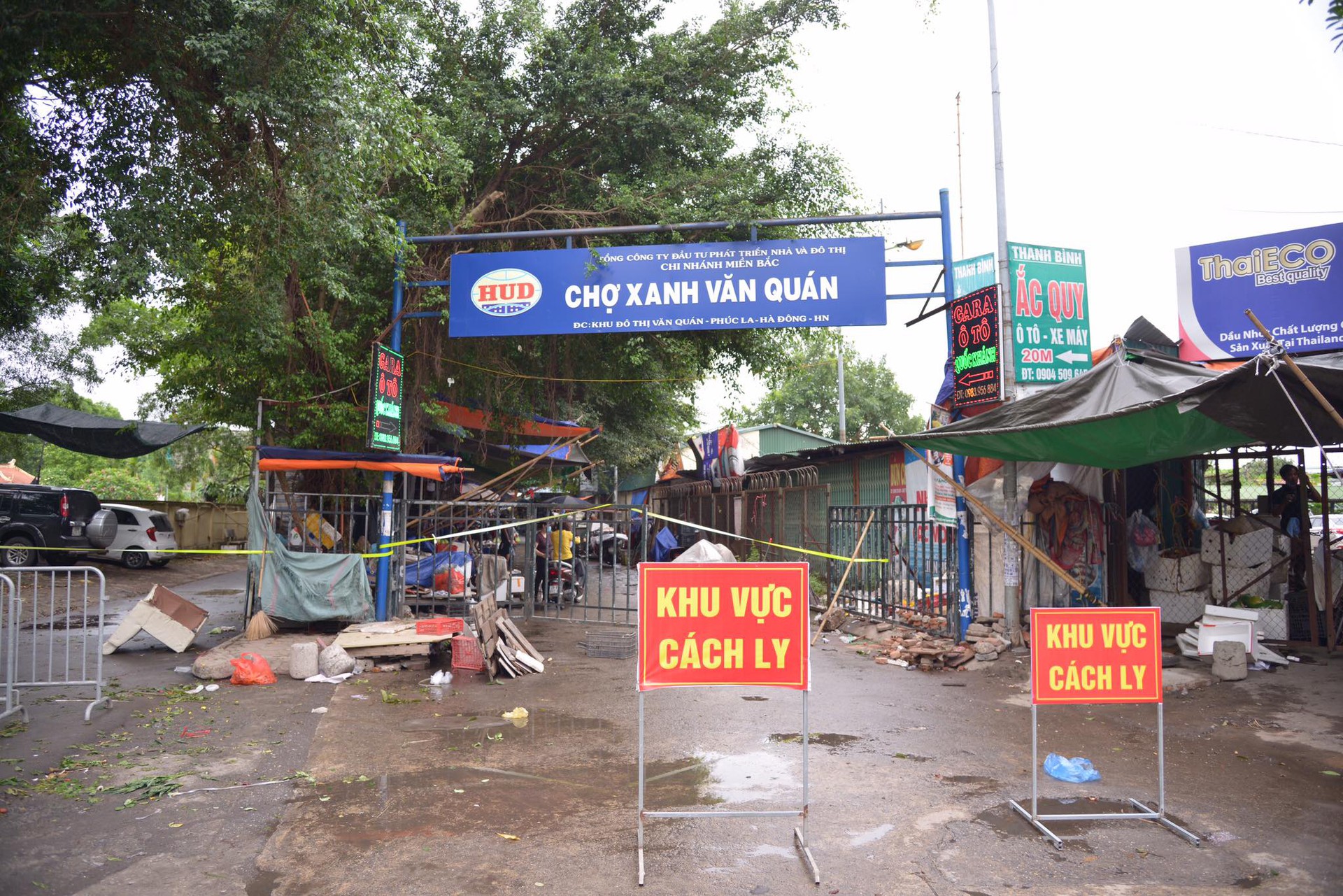 Ca nghi mắc Covid-19 gh&eacute; qua, to&agrave;n bộ khu chợ nhộn nhịp với h&agrave;ng trăm kiốt bị phong tỏa - Ảnh 1.