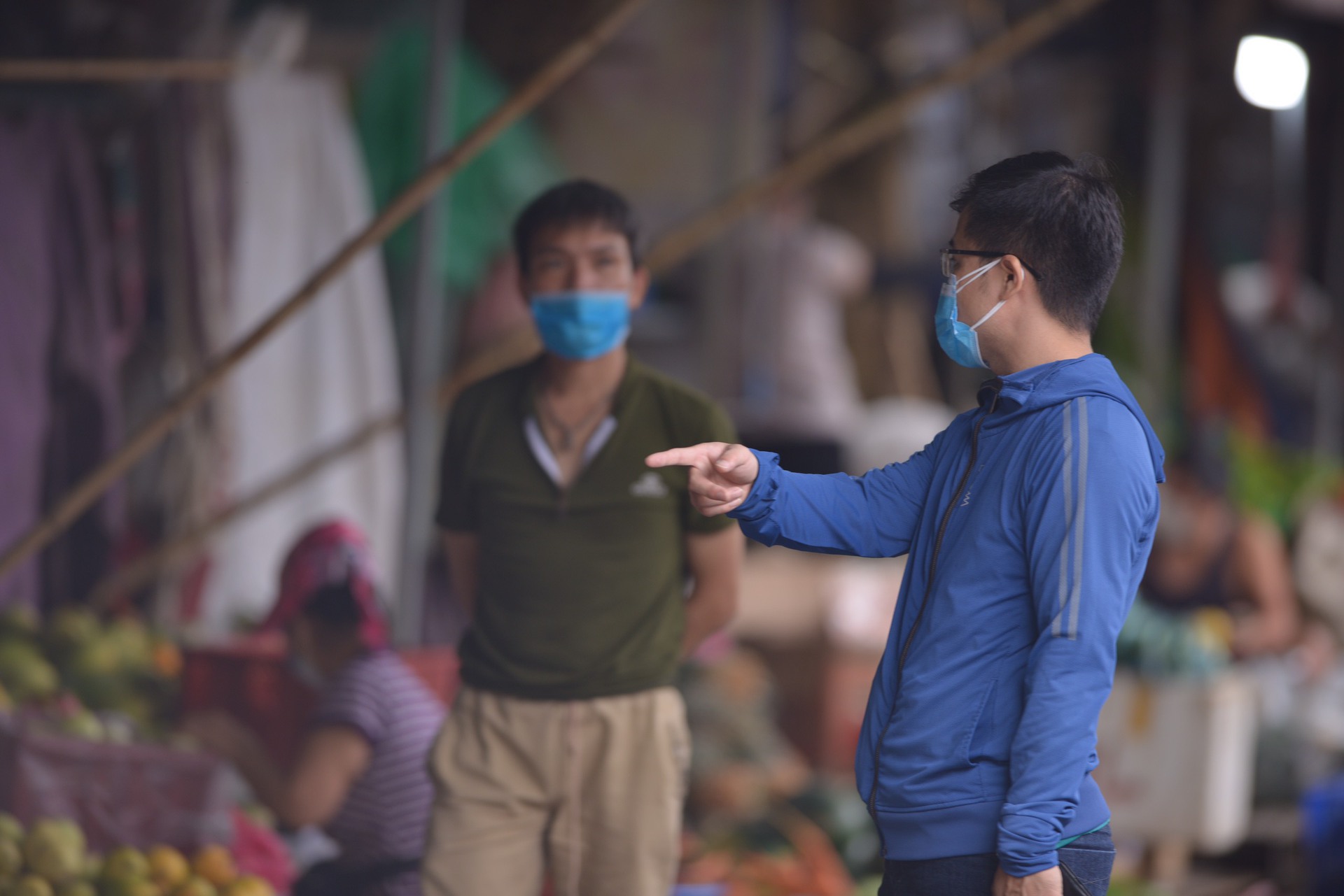 Ca nghi mắc Covid-19 gh&eacute; qua, to&agrave;n bộ khu chợ nhộn nhịp với h&agrave;ng trăm kiốt bị phong tỏa - Ảnh 9.
