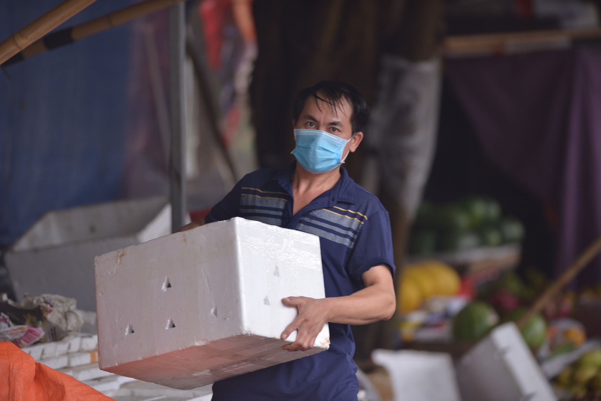 Ca nghi mắc Covid-19 gh&eacute; qua, to&agrave;n bộ khu chợ nhộn nhịp với h&agrave;ng trăm kiốt bị phong tỏa - Ảnh 5.