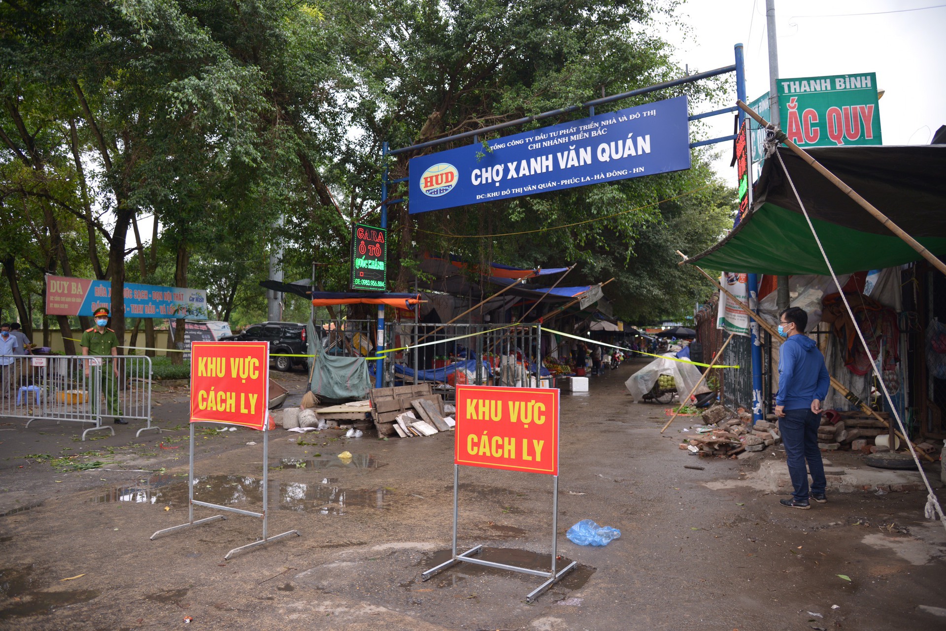 Ca nghi mắc Covid-19 gh&eacute; qua, to&agrave;n bộ khu chợ nhộn nhịp với h&agrave;ng trăm kiốt bị phong tỏa - Ảnh 2.