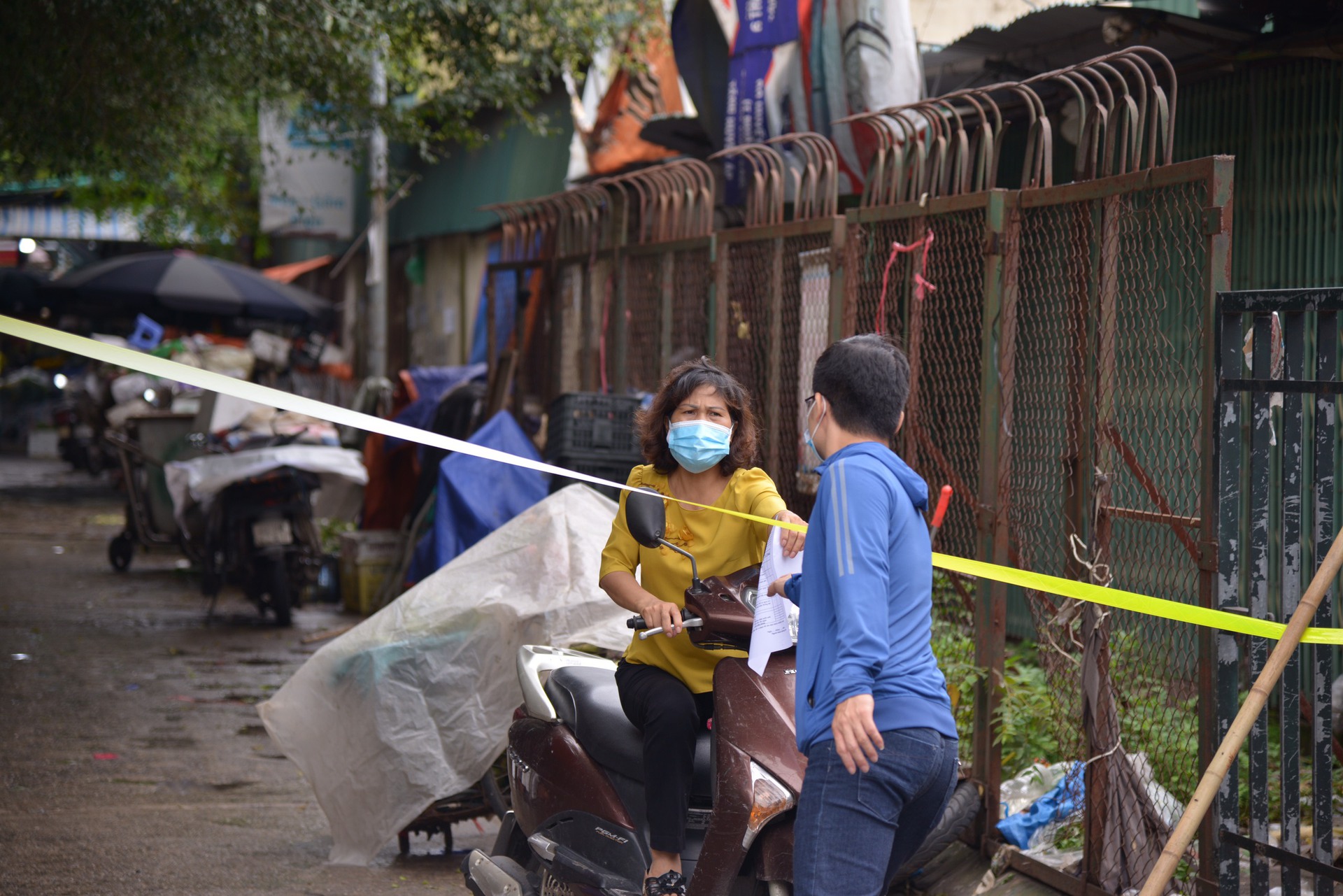 Ca nghi mắc Covid-19 gh&eacute; qua, to&agrave;n bộ khu chợ nhộn nhịp với h&agrave;ng trăm kiốt bị phong tỏa - Ảnh 3.