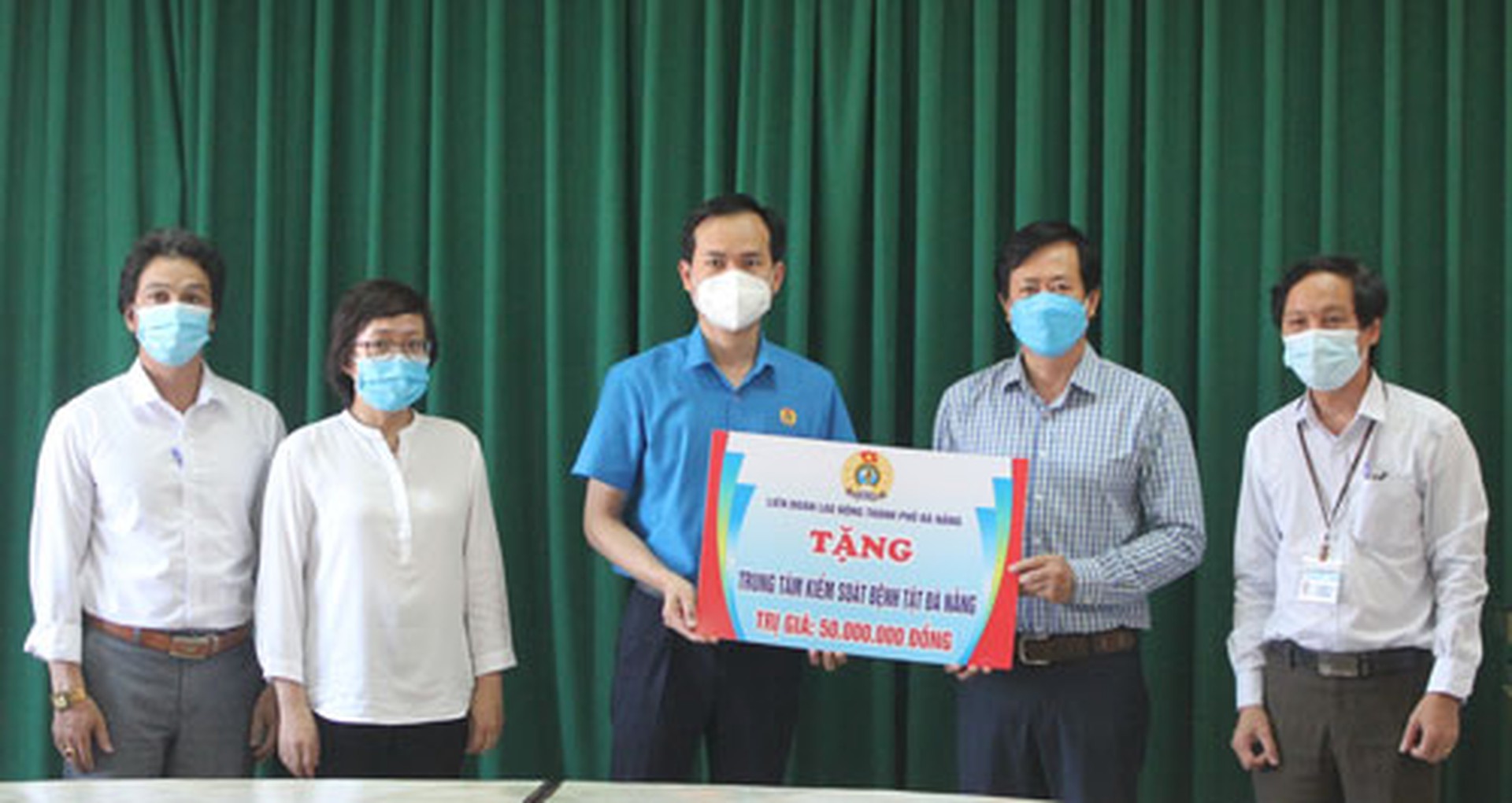 Đ&agrave; Nẵng: 465 triệu đồng hỗ trợ tuyến đầu chống dịch - Ảnh 1.