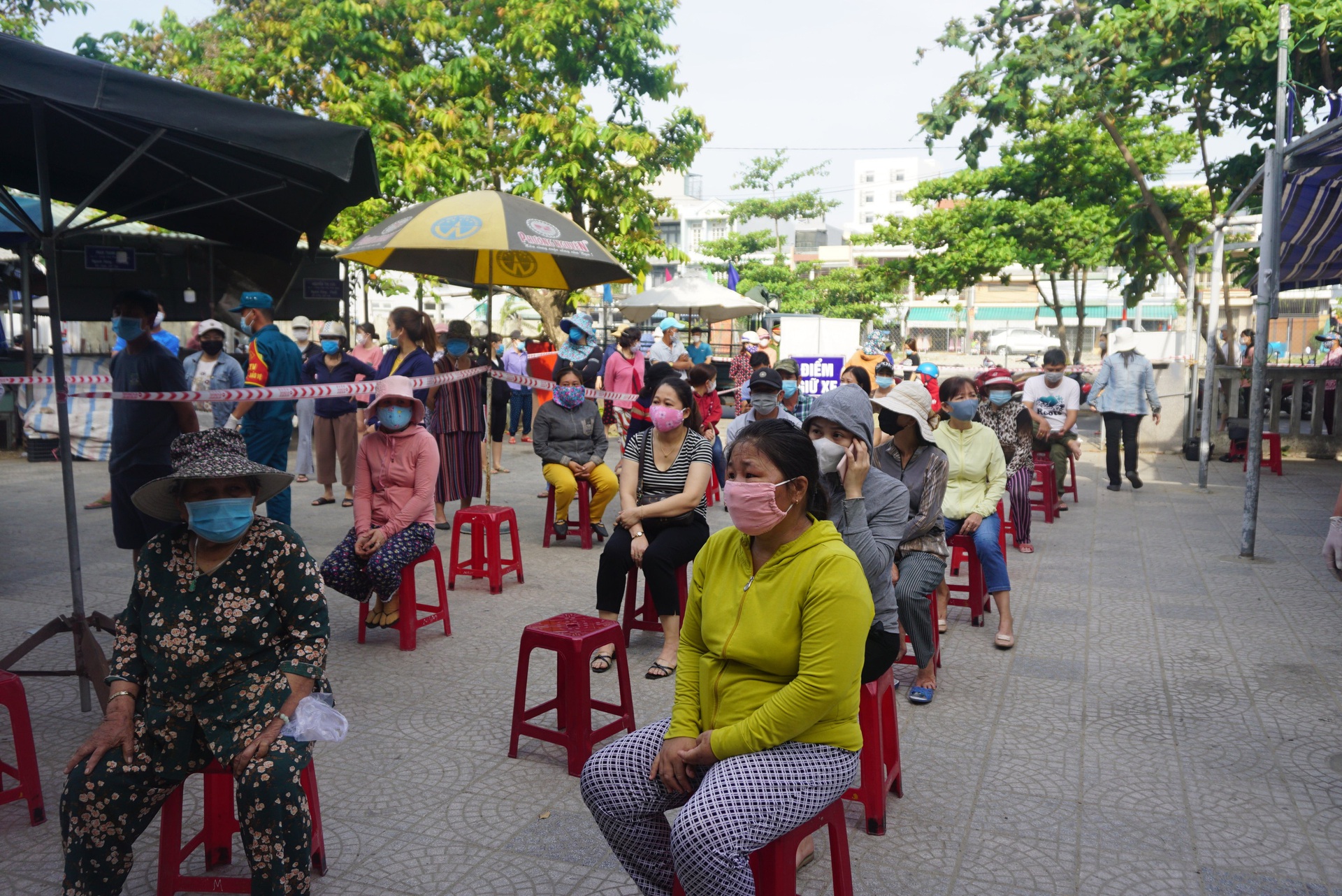 Lấy mẫu x&eacute;t nghiệm hơn 500 tiểu thương do c&oacute; nữ nh&acirc;n vi&ecirc;n massage mắc Covid-19 đi chợ - Ảnh 3.
