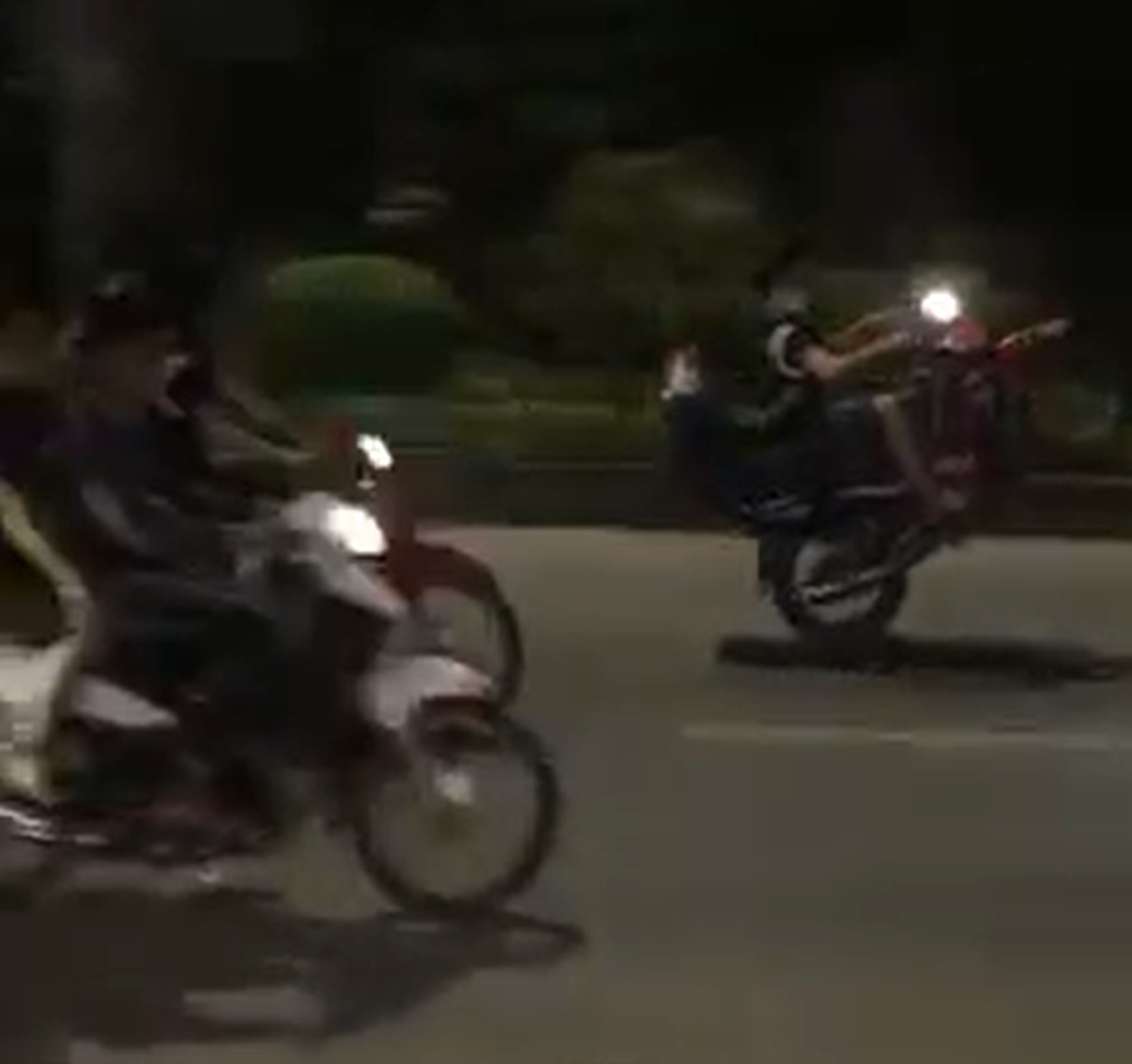CLIP: Nh&oacute;m thanh thiếu ni&ecirc;n đi xe m&aacute;y bốc đầu, lạng l&aacute;ch g&acirc;y n&aacute;o loạn tr&ecirc;n đường