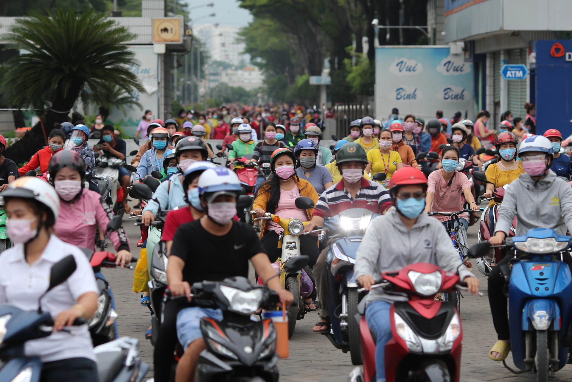 Ph&oacute;ng sự ảnh: C&ocirc;ng ty PouYuen tan ca đ&ocirc;ng nghẹt  - Ảnh 1.