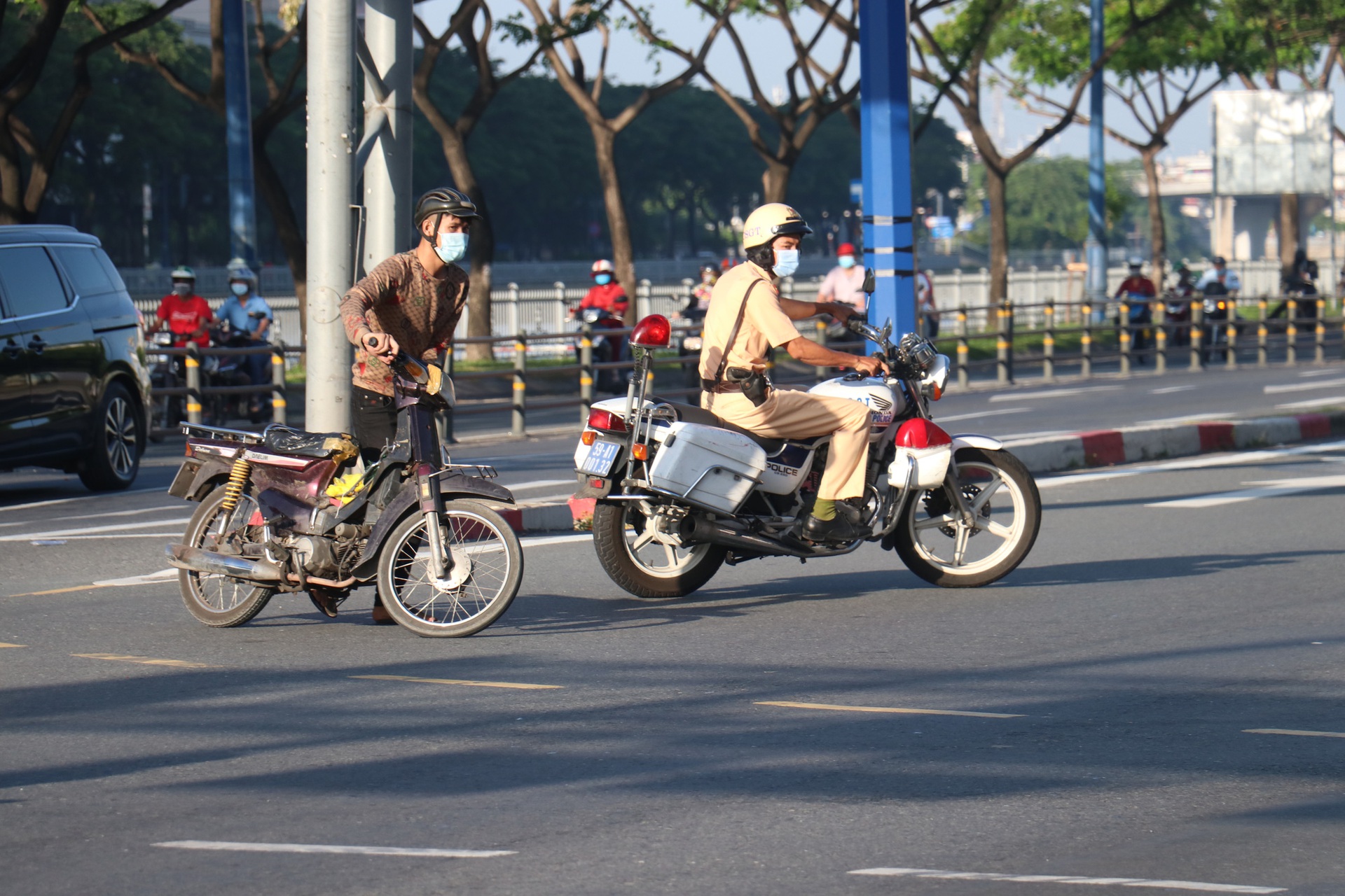Đủ kiểu thi gan với CSGT tr&ecirc;n đường V&otilde; Văn Kiệt, TP HCM - Ảnh 5.