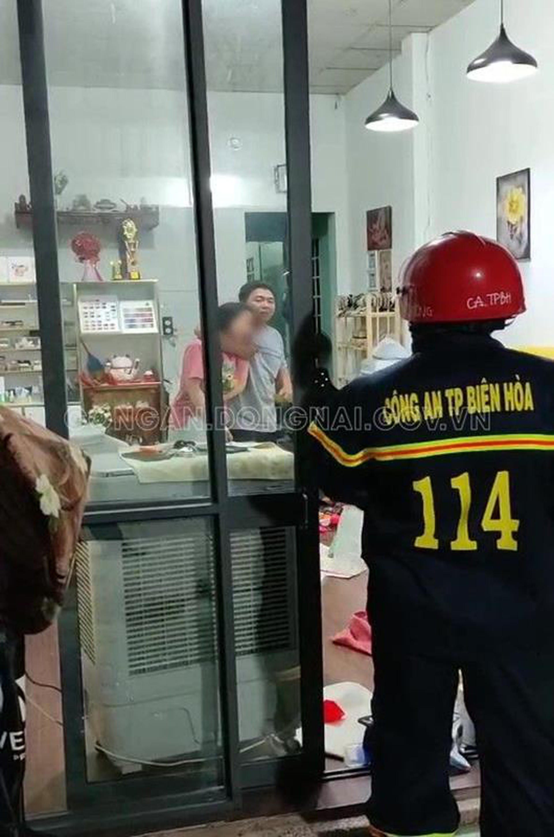 Nghẹt thở giải cứu người vợ bị chồng dọa giết, y&ecirc;u cầu c&ocirc;ng an cấp xe đặc chủng  - Ảnh 1.