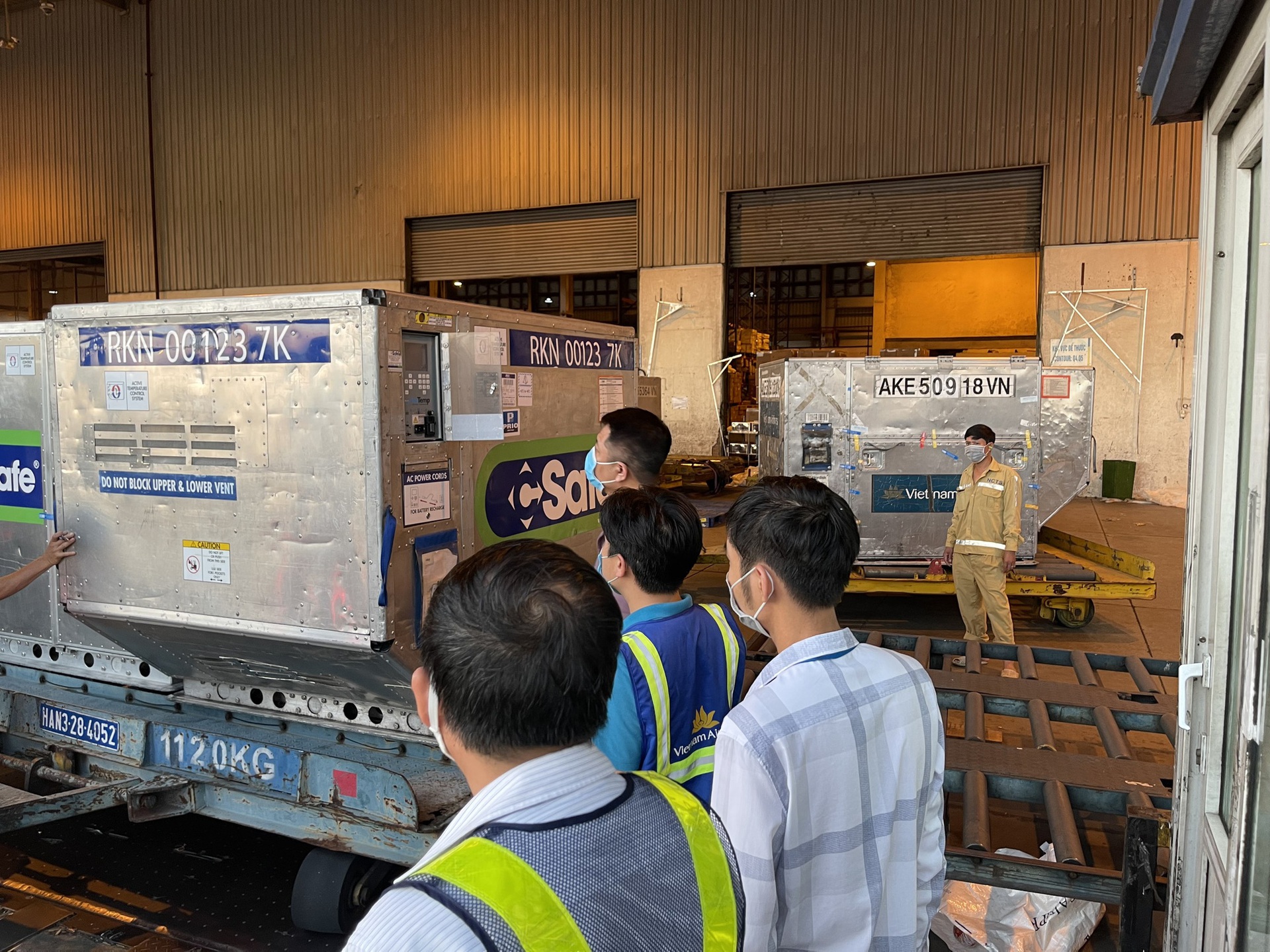L&ocirc; vắc-xin Covid-19 gần 1 triệu liều do Nhật Bản tặng được chuyển v&agrave;o TP HCM - Ảnh 10.