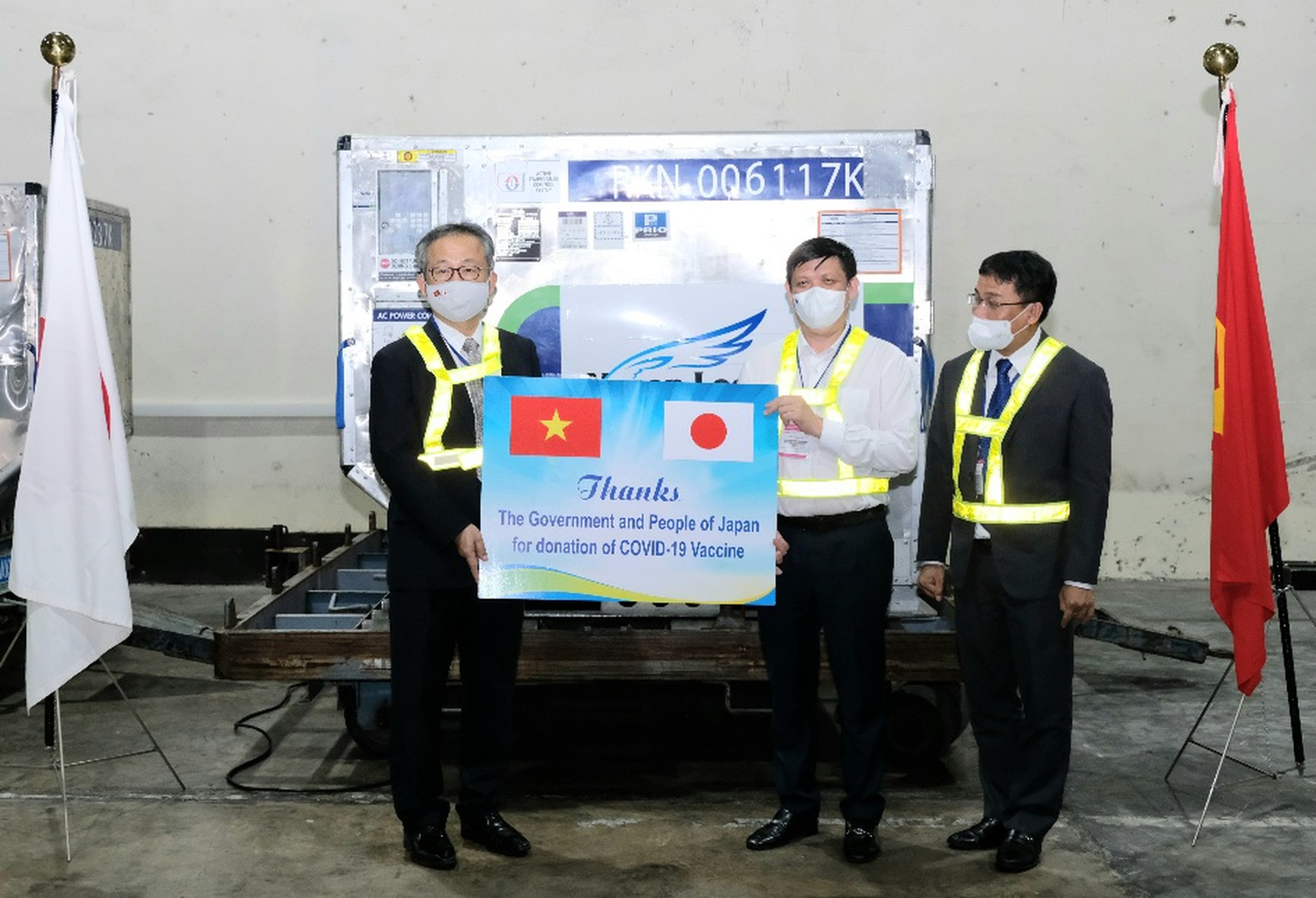 L&ocirc; vắc-xin Covid-19 gần 1 triệu liều do Nhật Bản tặng được chuyển v&agrave;o TP HCM - Ảnh 1.