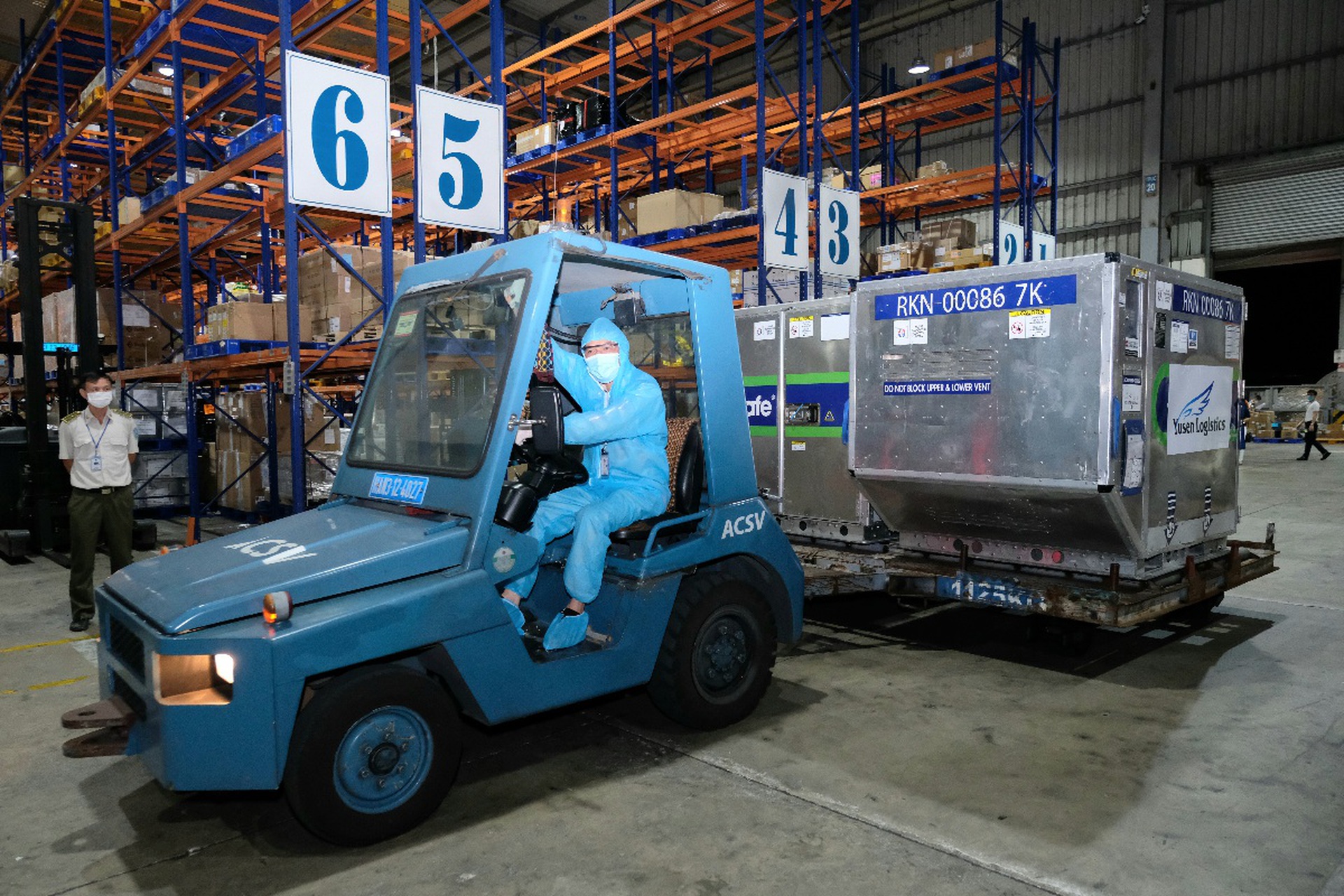 L&ocirc; vắc-xin Covid-19 gần 1 triệu liều do Nhật Bản tặng được chuyển v&agrave;o TP HCM - Ảnh 2.
