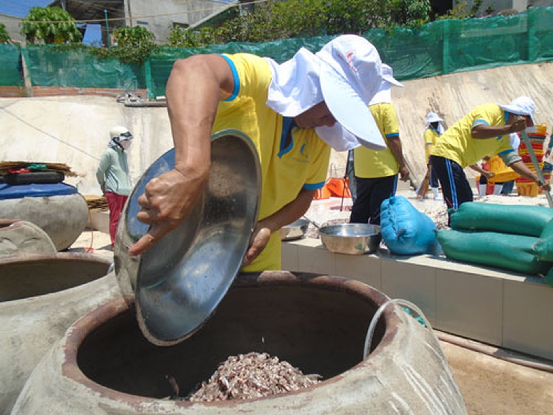 Nh&agrave; lều nước mắm nhộn nhịp giữa m&ugrave;a dịch - Ảnh 1.