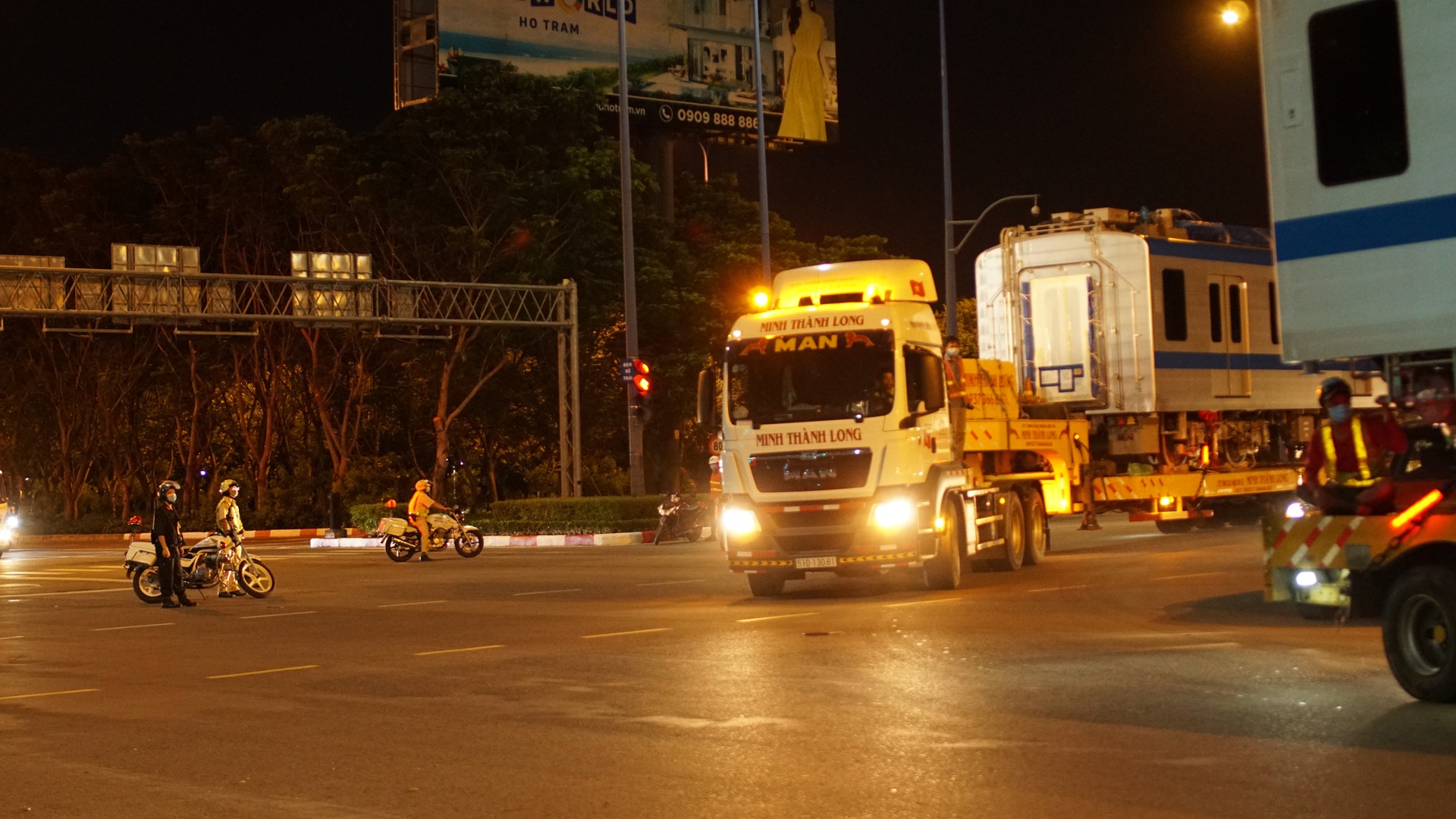 Cận cảnh đo&agrave;n t&agrave;u số 4 của metro số 1 đưa về depot Long B&igrave;nh, TP Thủ Đức - Ảnh 14.