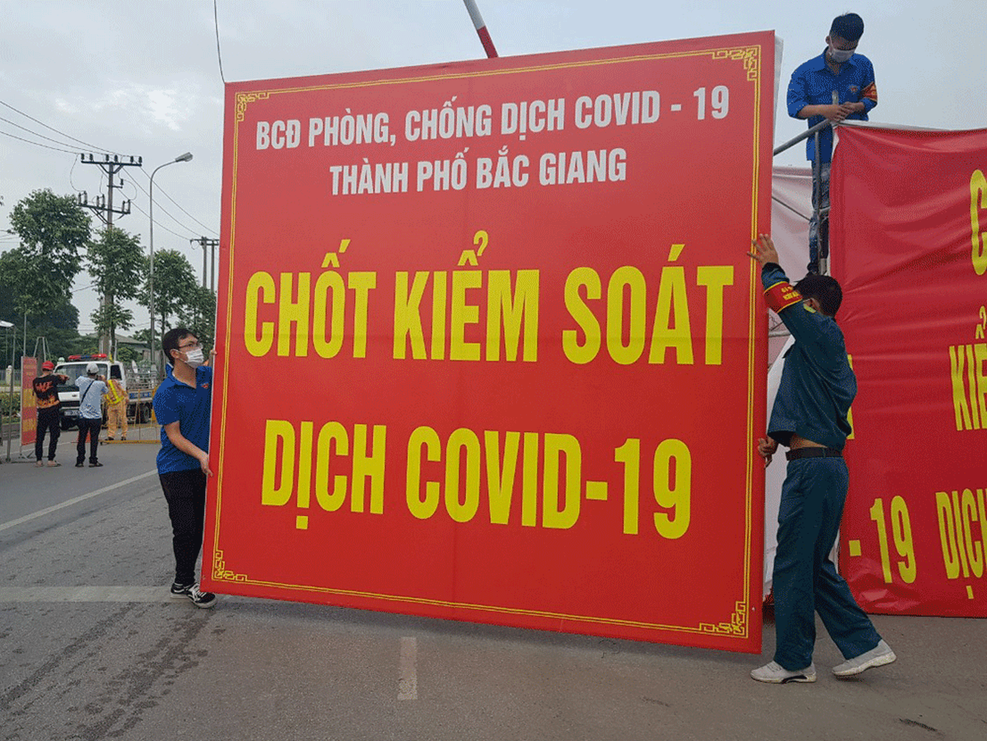 CLIP: TP Bắc Giang hết gi&atilde;n c&aacute;ch x&atilde; hội, nhiều dịch vụ được mở lại sau hơn 1 th&aacute;ng - Ảnh 2.