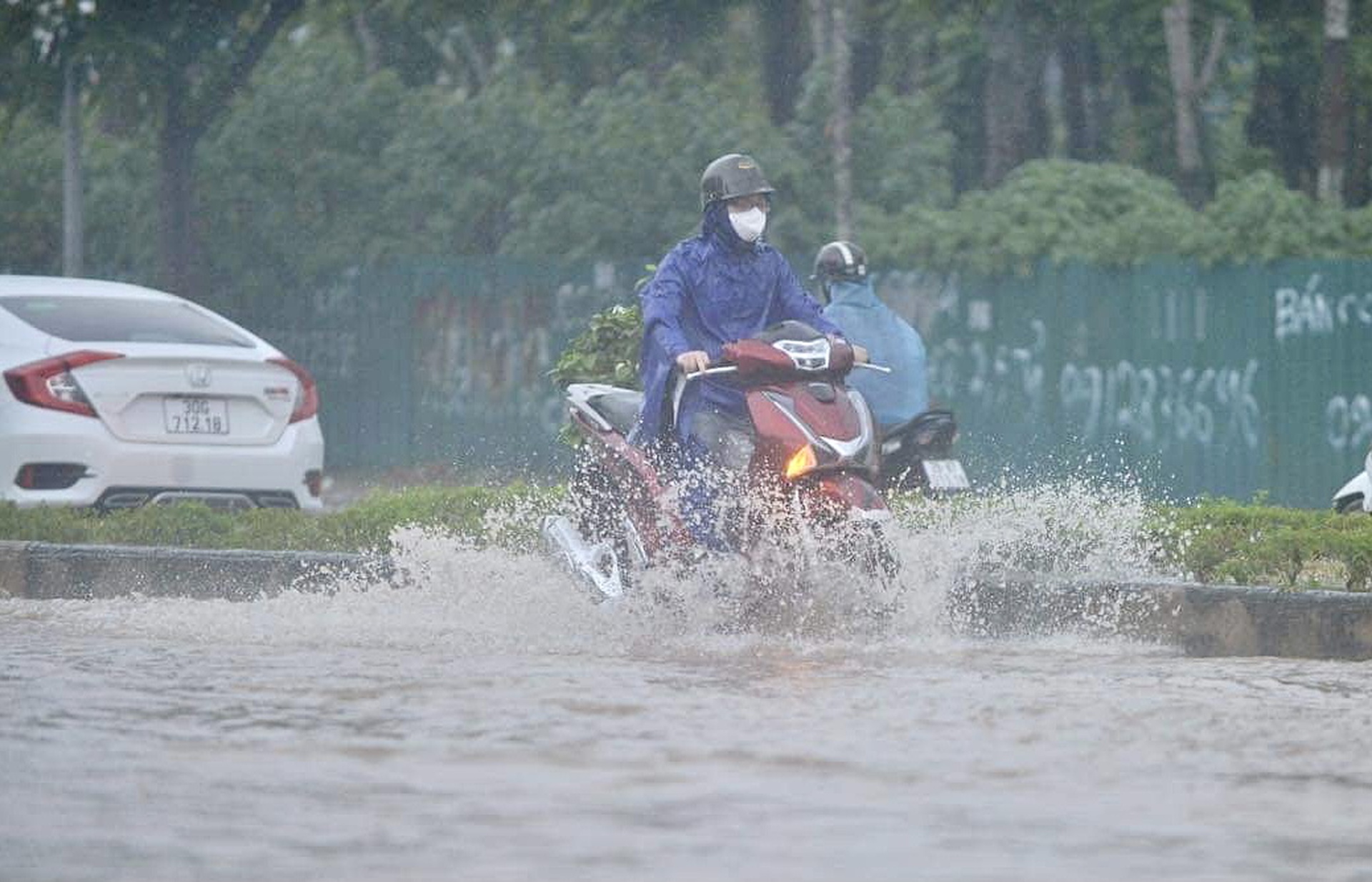 Đầu giờ chiều 7-6, bầu trời H&agrave; Nội bỗng x&aacute;m xịt k&egrave;m mưa lớn - Ảnh 6.