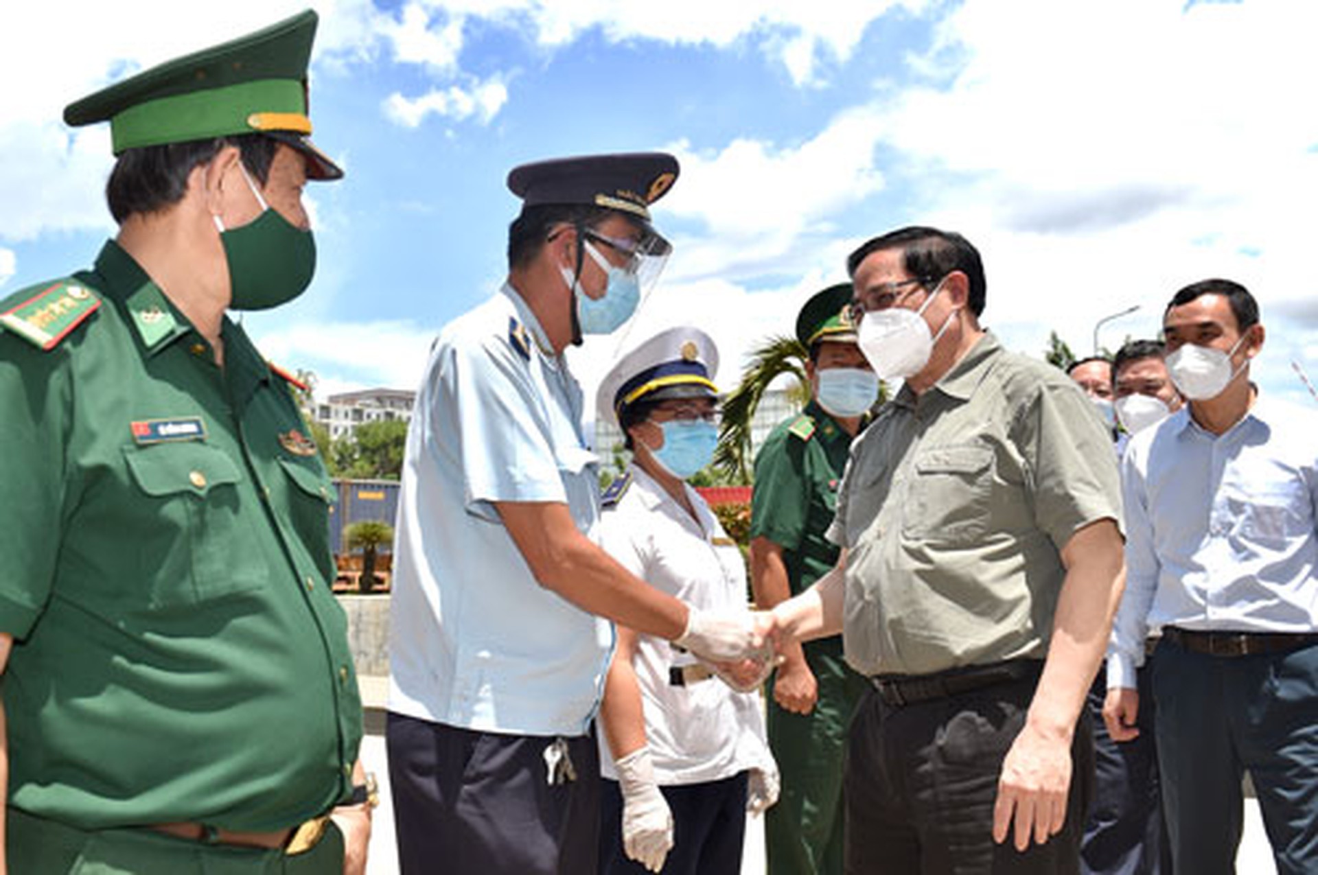 Bảo vệ t&iacute;nh mạng nh&acirc;n d&acirc;n l&agrave; tr&ecirc;n hết - Ảnh 1.