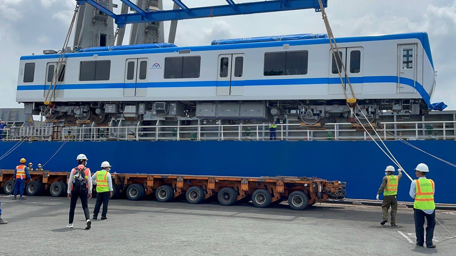 H&igrave;nh ảnh cận cảnh 2 đo&agrave;n t&agrave;u số 6, 7 v&agrave; đ&oacute;ng điện trạm biến &aacute;p của tuyến metro số 1 - Ảnh 2.