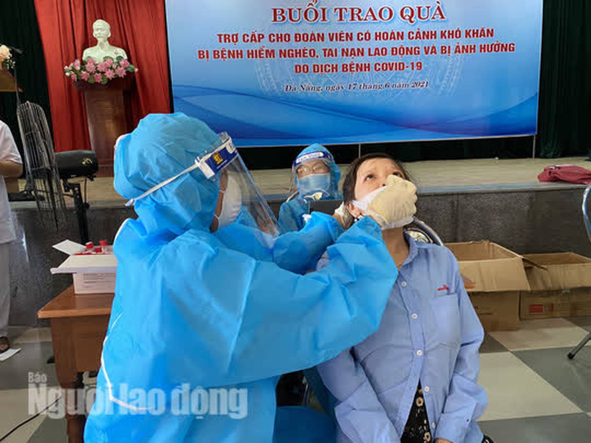 Lấy mẫu x&eacute;t nghiệm 3.000 c&ocirc;ng nh&acirc;n c&ocirc;ng ty c&oacute; ca dương t&iacute;nh SARS-CoV-2 ở Đ&agrave; Nẵng - Ảnh 10.