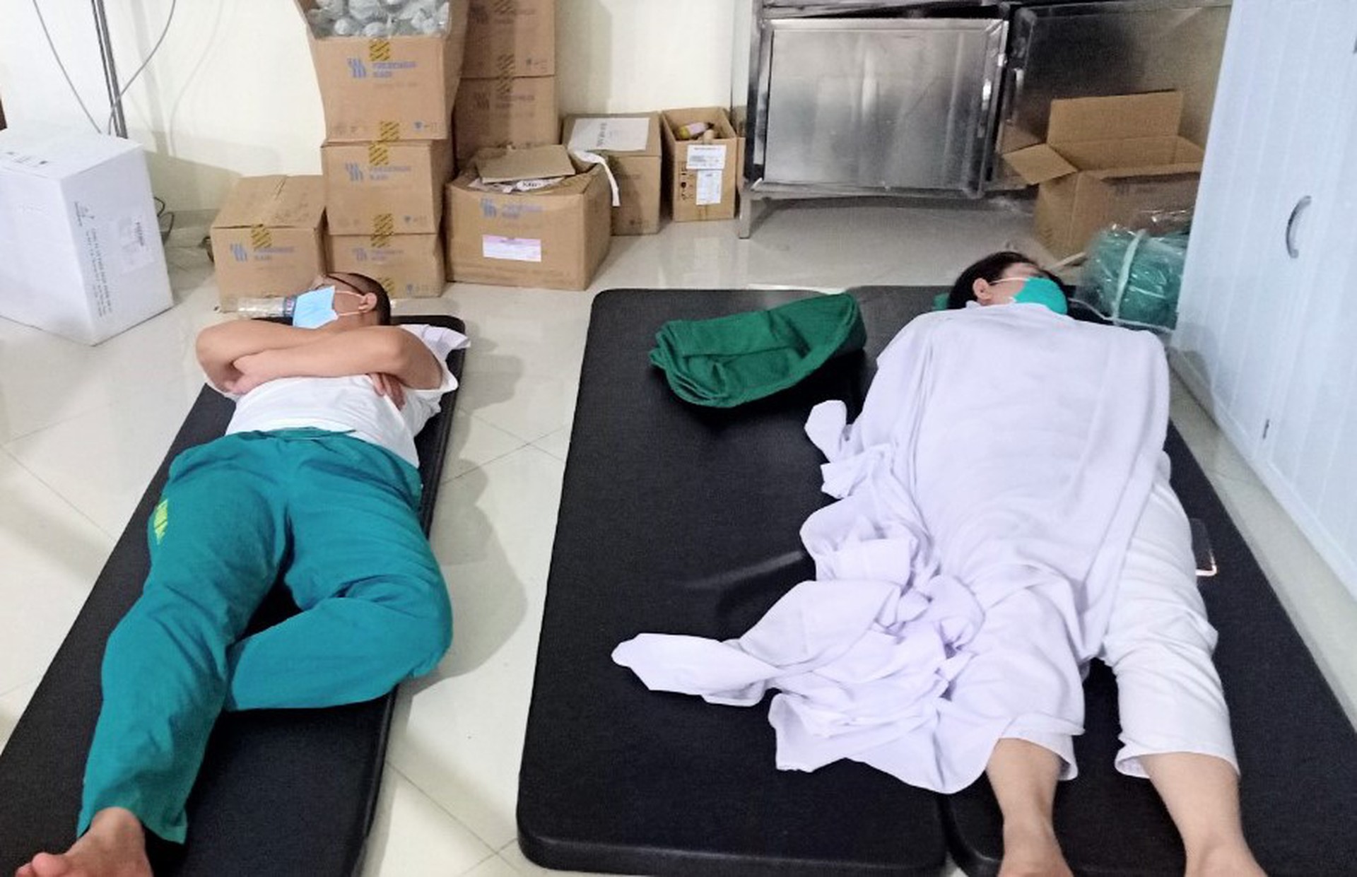 Cận cảnh c&aacute;c y, b&aacute;c sĩ Thanh H&oacute;a l&agrave;m việc ở t&acirc;m dịch Covid-19 TP HCM - Ảnh 4.
