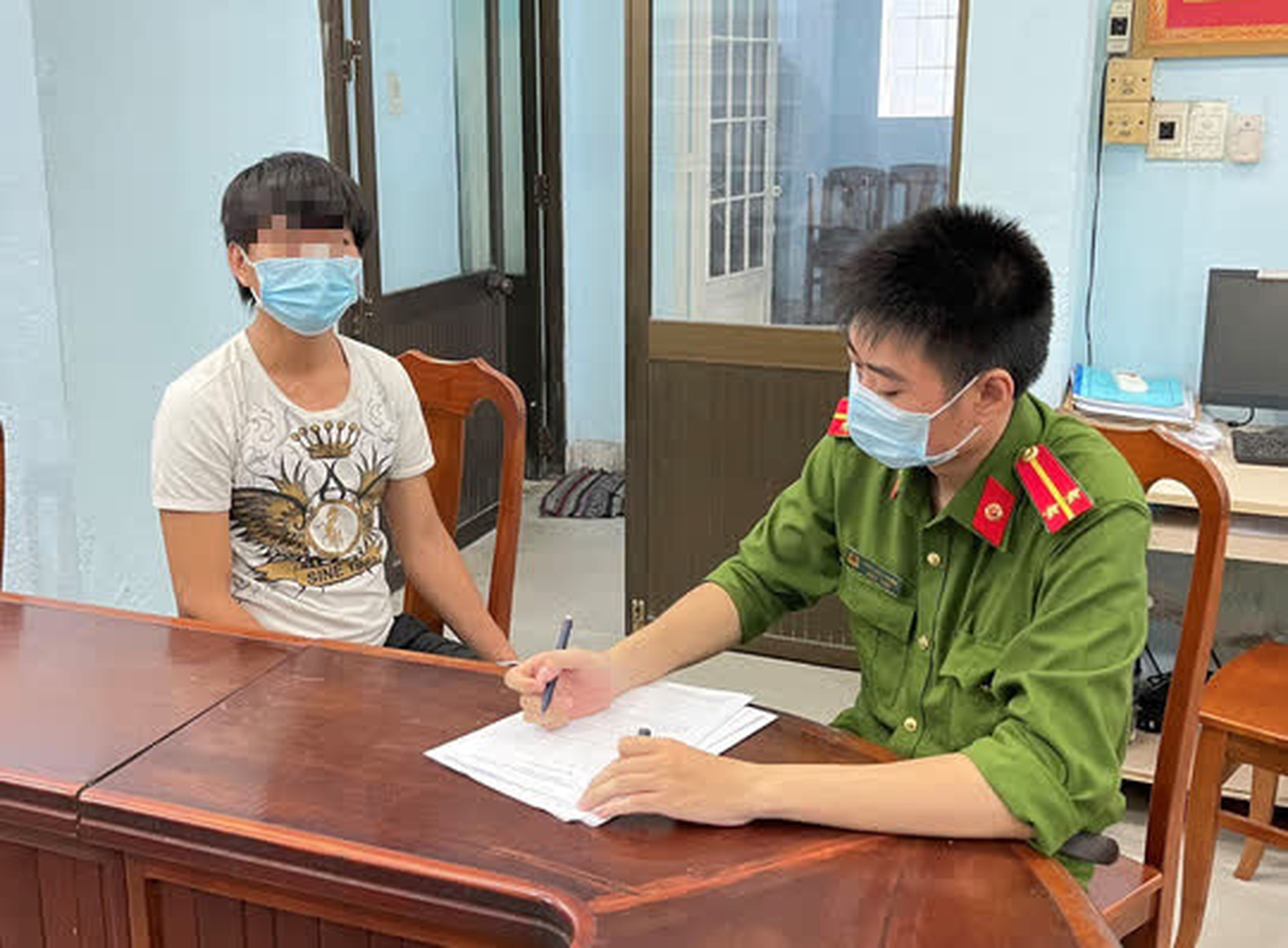 Thanh ni&ecirc;n quan hệ t&igrave;nh dục rồi quay clip &ldquo;n&oacute;ng&rdquo; với bạn g&aacute;i 15 tuổi - Ảnh 1.