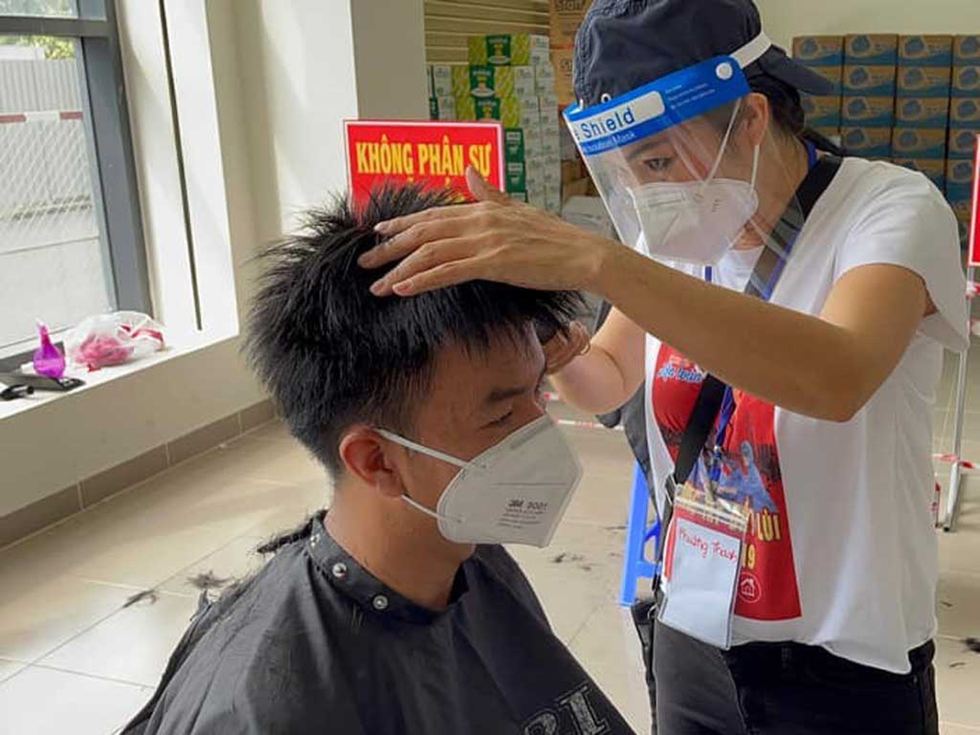 Nguy&ecirc;n Vũ tặng gạo gi&uacute;p b&agrave; con ngh&egrave;o ảnh hưởng bởi dịch Covid-19 - Ảnh 3.