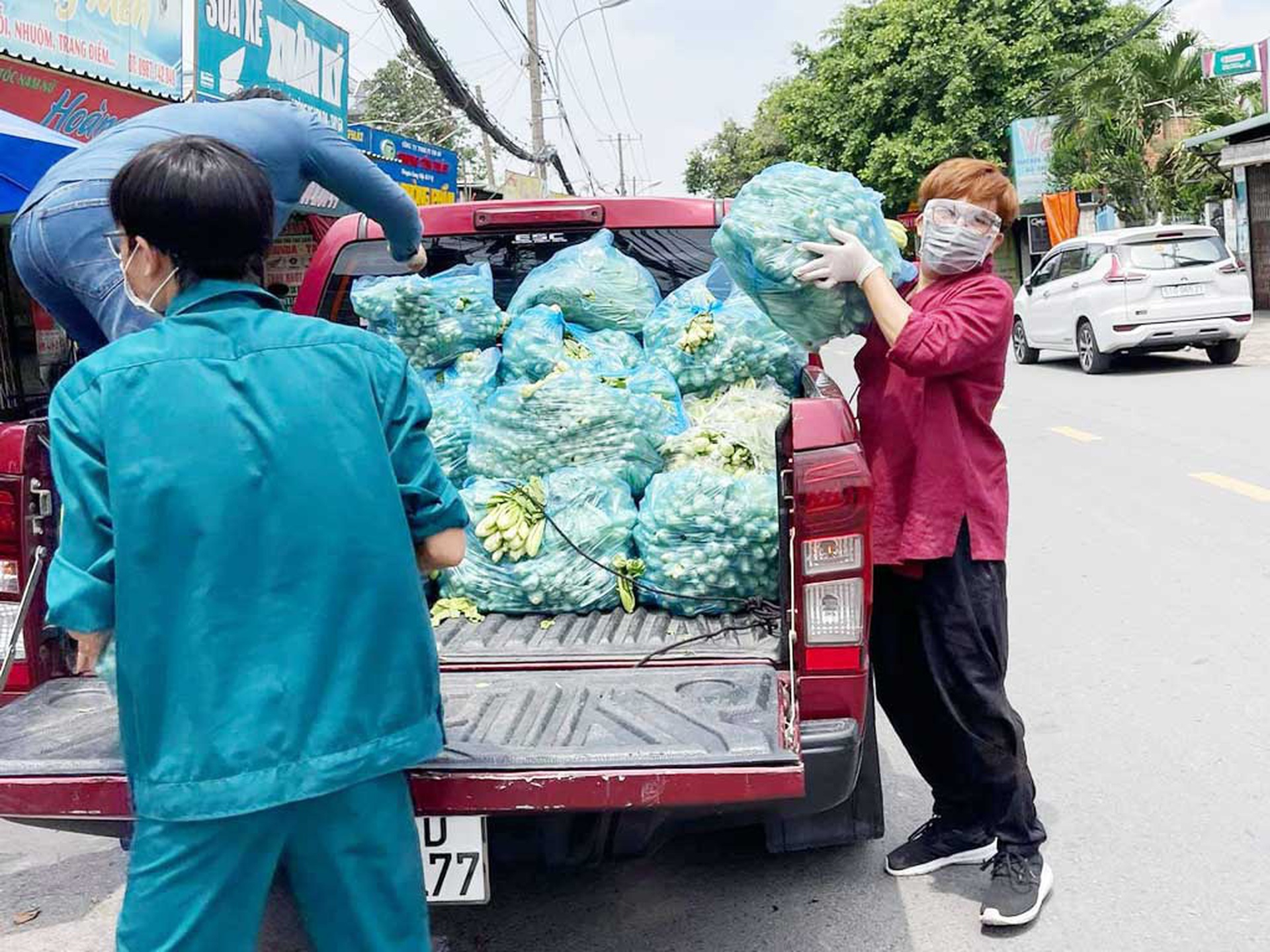 Nguy&ecirc;n Vũ tặng gạo gi&uacute;p b&agrave; con ngh&egrave;o ảnh hưởng bởi dịch Covid-19 - Ảnh 5.