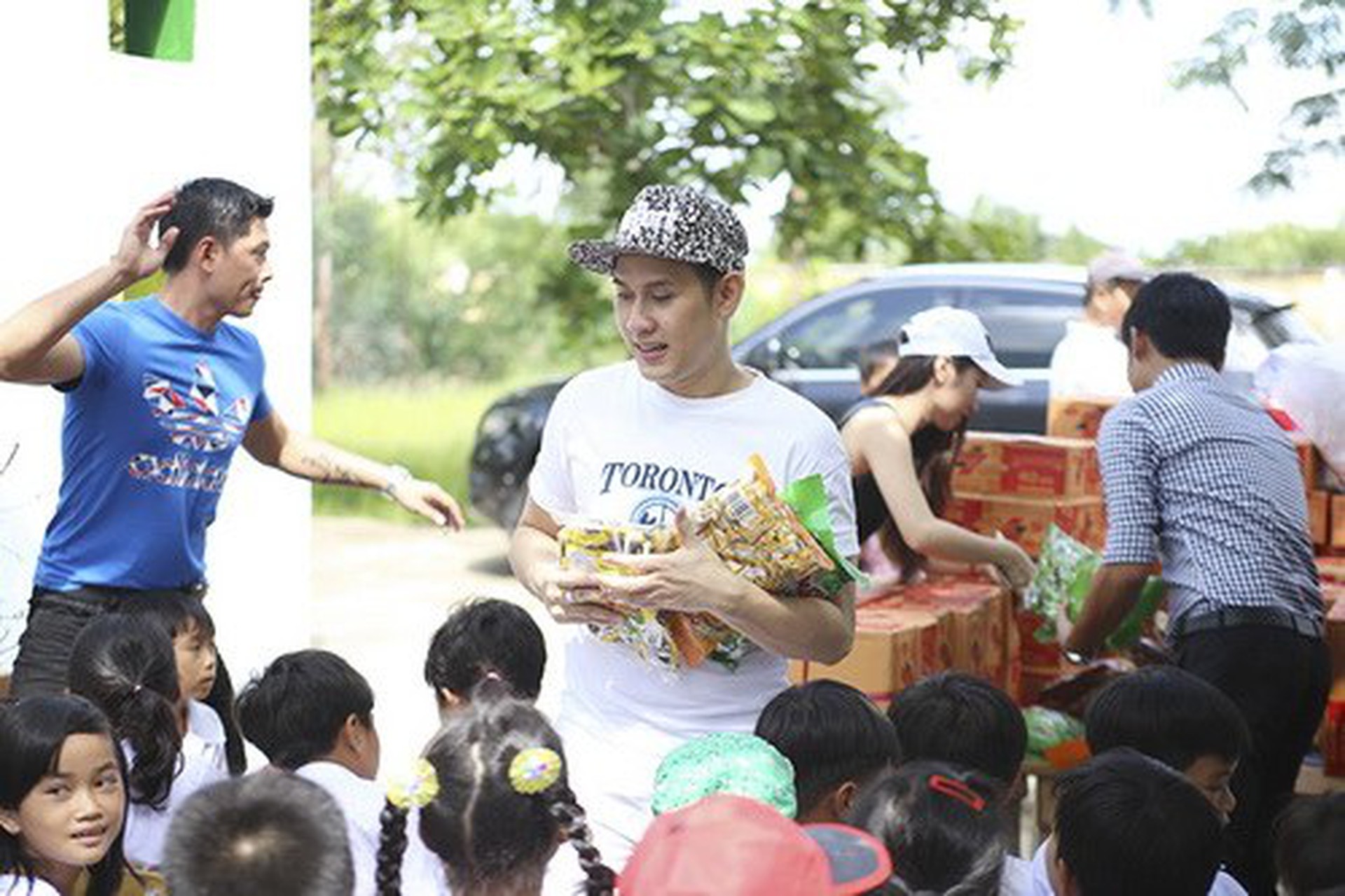 Nguy&ecirc;n Vũ tặng gạo gi&uacute;p b&agrave; con ngh&egrave;o ảnh hưởng bởi dịch Covid-19 - Ảnh 2.
