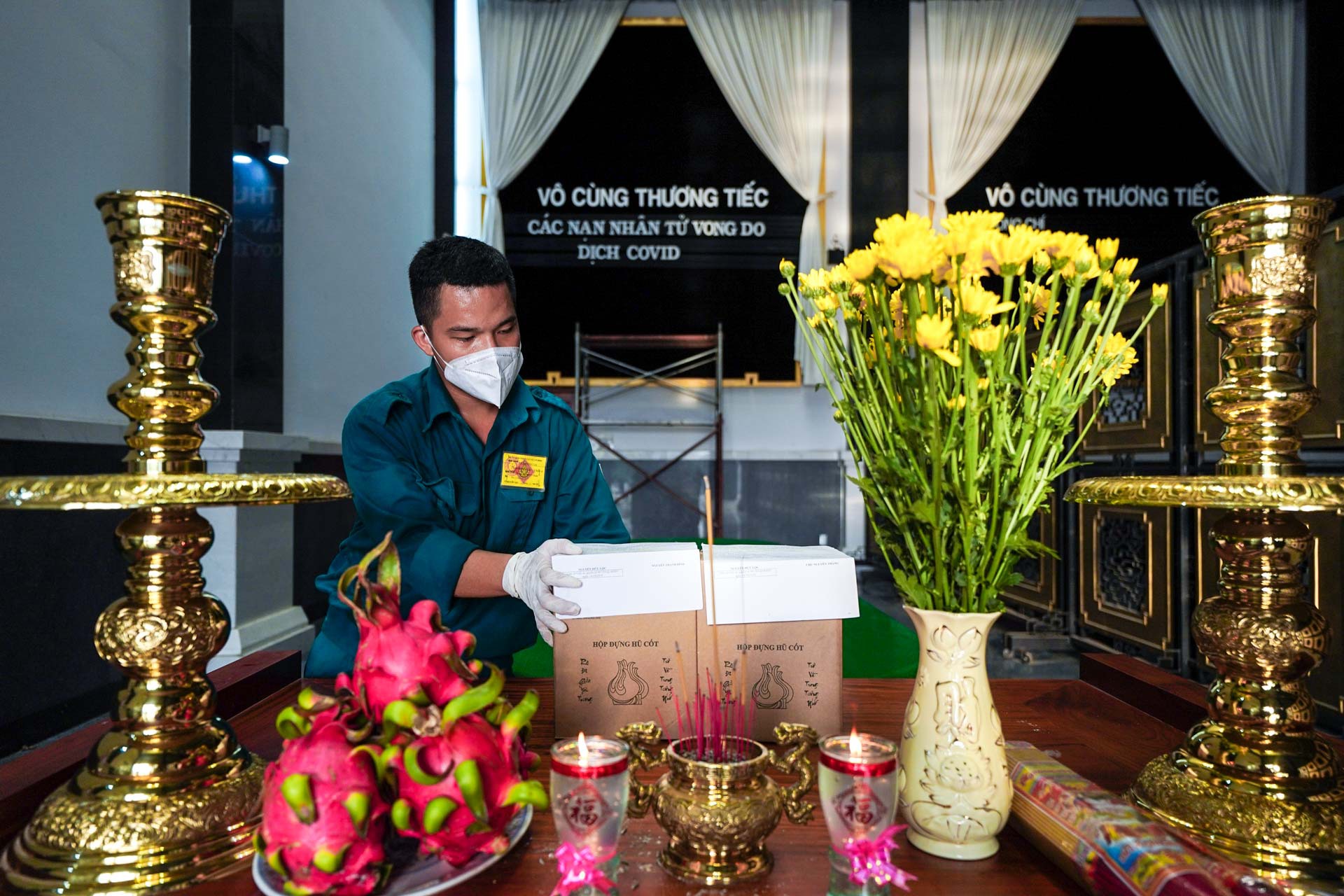 Cận cảnh h&agrave;nh tr&igrave;nh đưa tro cốt người mất v&igrave; Covid-19 về nh&agrave; - Ảnh 5.