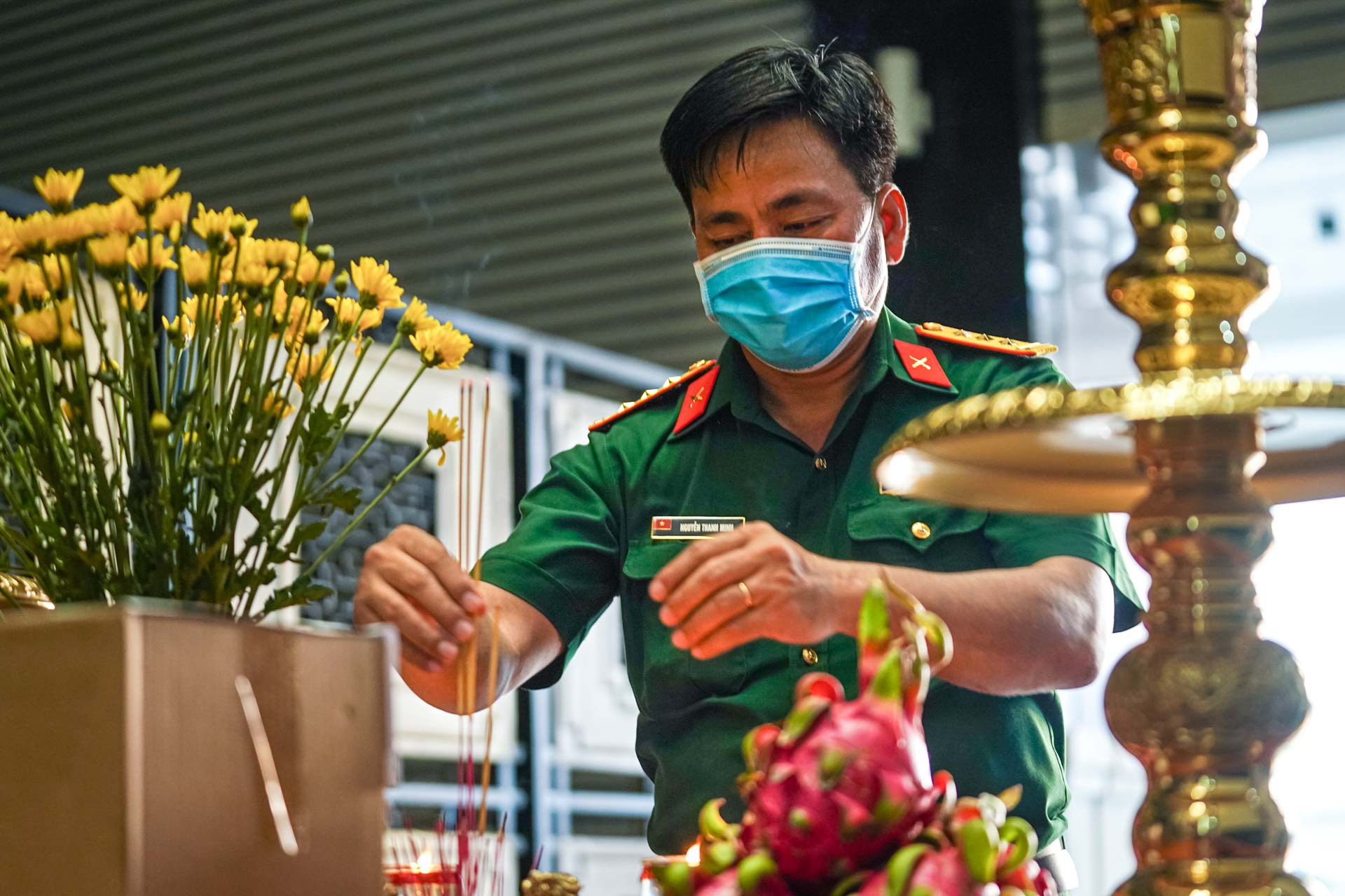 Cận cảnh h&agrave;nh tr&igrave;nh đưa tro cốt người mất v&igrave; Covid-19 về nh&agrave; - Ảnh 6.