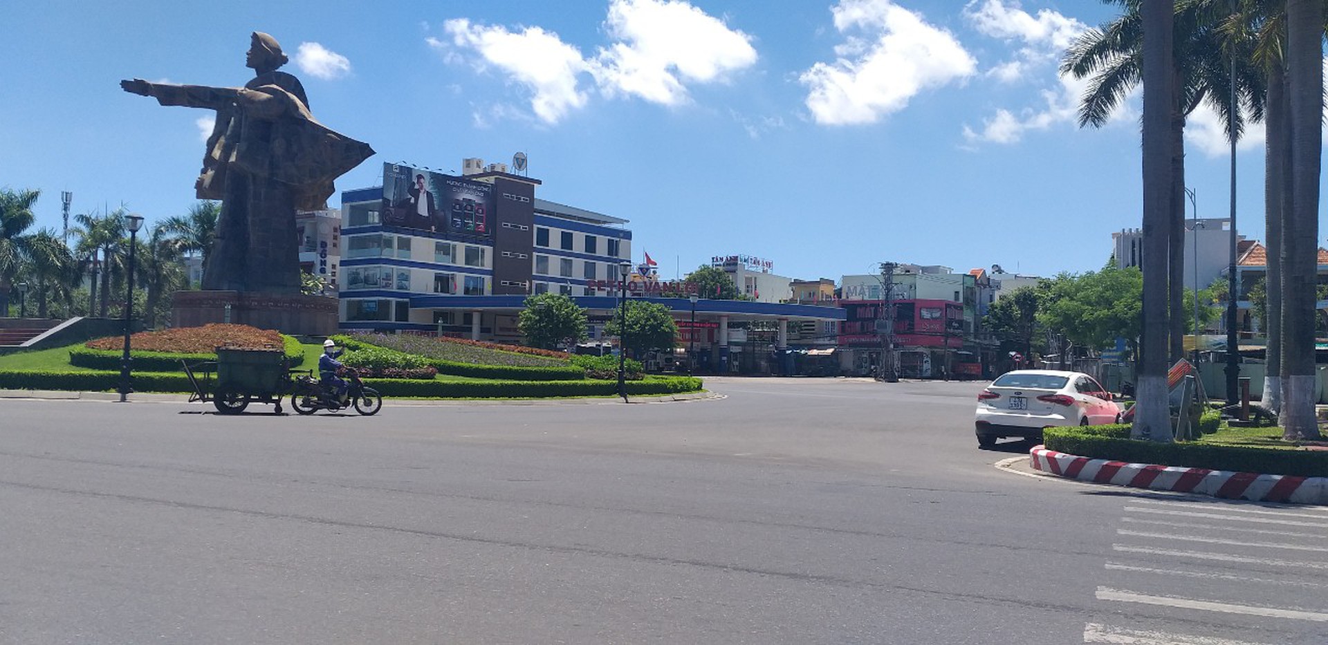 Ch&ugrave;m ảnh: Đường phố Đ&agrave; Nẵng vắng tanh khi thực hiện ai ở đ&acirc;u th&igrave; ở đ&oacute; - Ảnh 10.