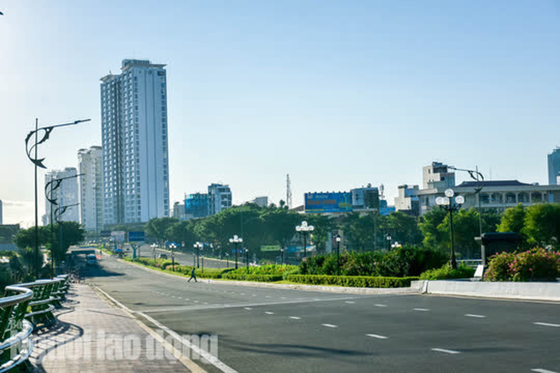 Đ&agrave; Nẵng bắt đầu thực hiện ai ở đ&acirc;u th&igrave; ở đ&oacute;, ra ngo&agrave;i kh&ocirc;ng l&yacute; do sẽ bị xử nghi&ecirc;m - Ảnh 4.