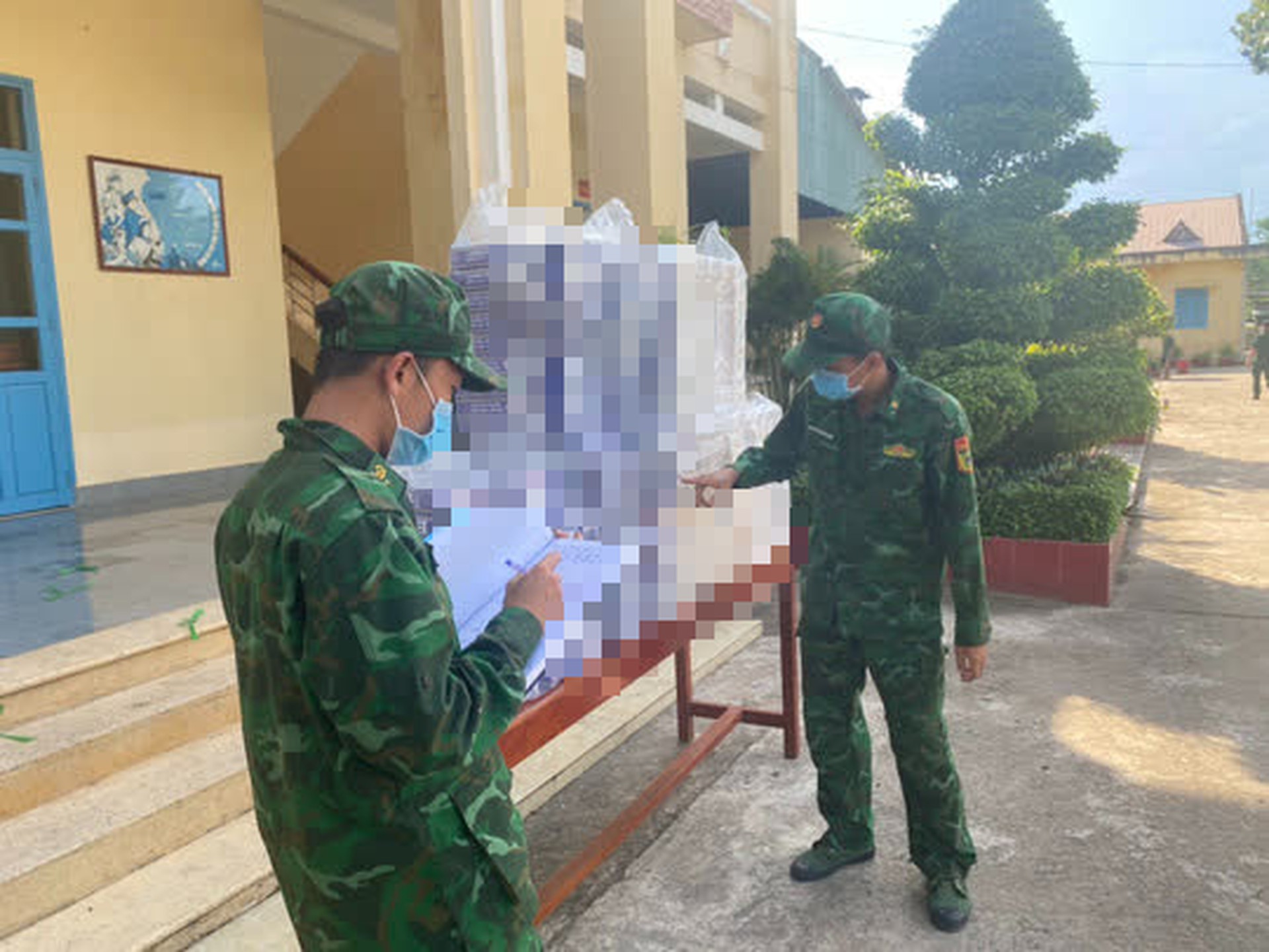 T&agrave;i xế chở h&agrave;ng lậu lao xe tải xuống k&ecirc;nh để tho&aacute;t th&acirc;n - Ảnh 4.