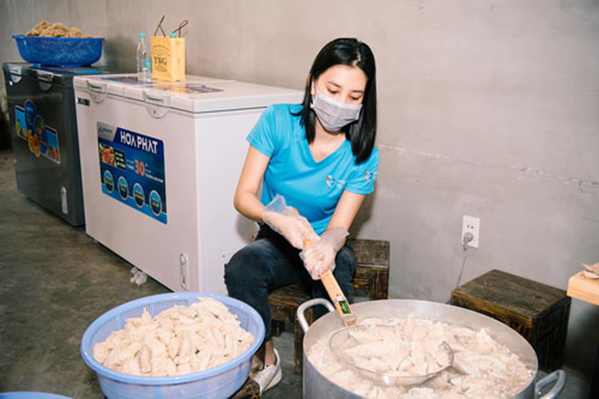 Nghệ sĩ chung tay c&ugrave;ng tuyến đầu chống dịch - Ảnh 1.