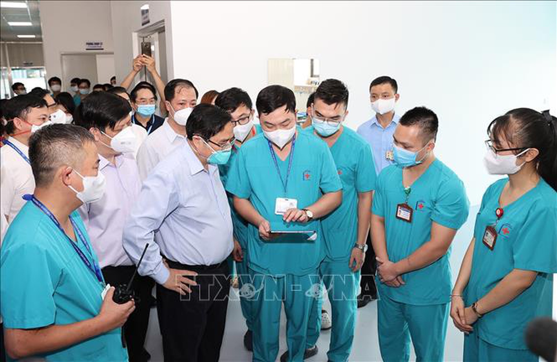 Thủ tướng Phạm Minh Ch&iacute;nh kiểm tra đột xuất c&aacute;c điểm n&oacute;ng về dịch Covid-19 ở H&agrave; Nội - Ảnh 3.