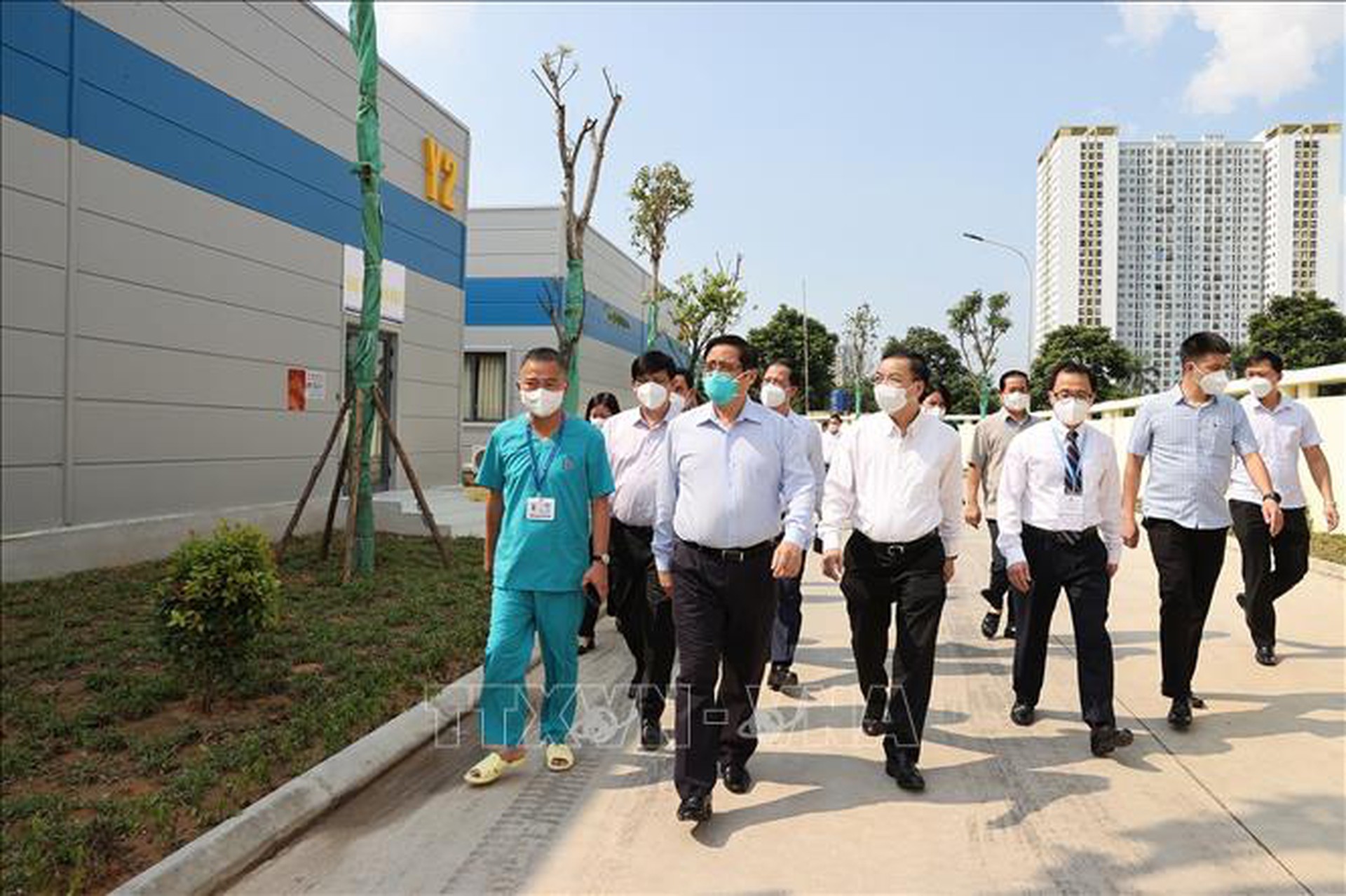 Thủ tướng Phạm Minh Ch&iacute;nh kiểm tra đột xuất c&aacute;c điểm n&oacute;ng về dịch Covid-19 ở H&agrave; Nội - Ảnh 1.