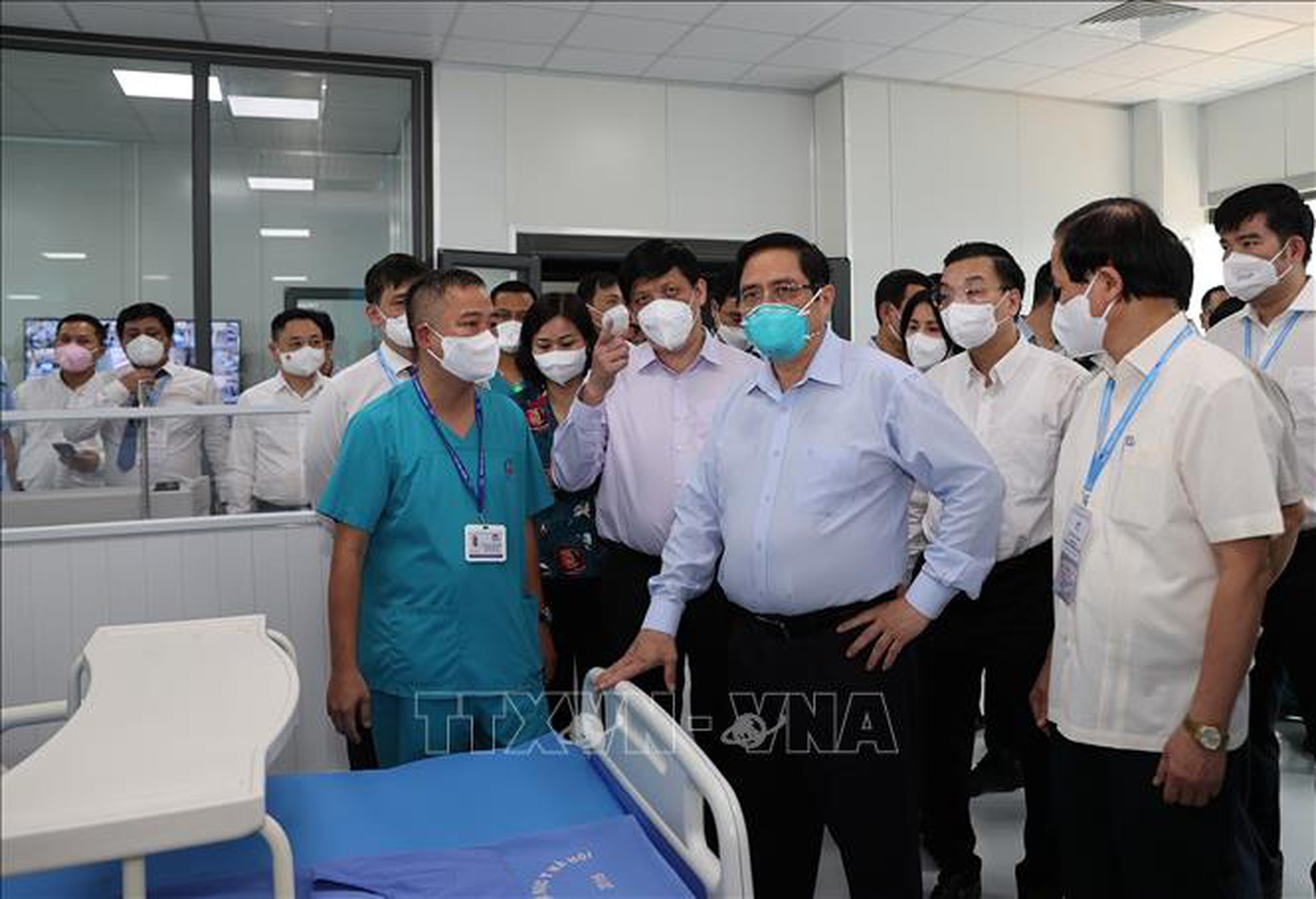Thủ tướng Phạm Minh Ch&iacute;nh kiểm tra đột xuất c&aacute;c điểm n&oacute;ng về dịch Covid-19 ở H&agrave; Nội - Ảnh 2.