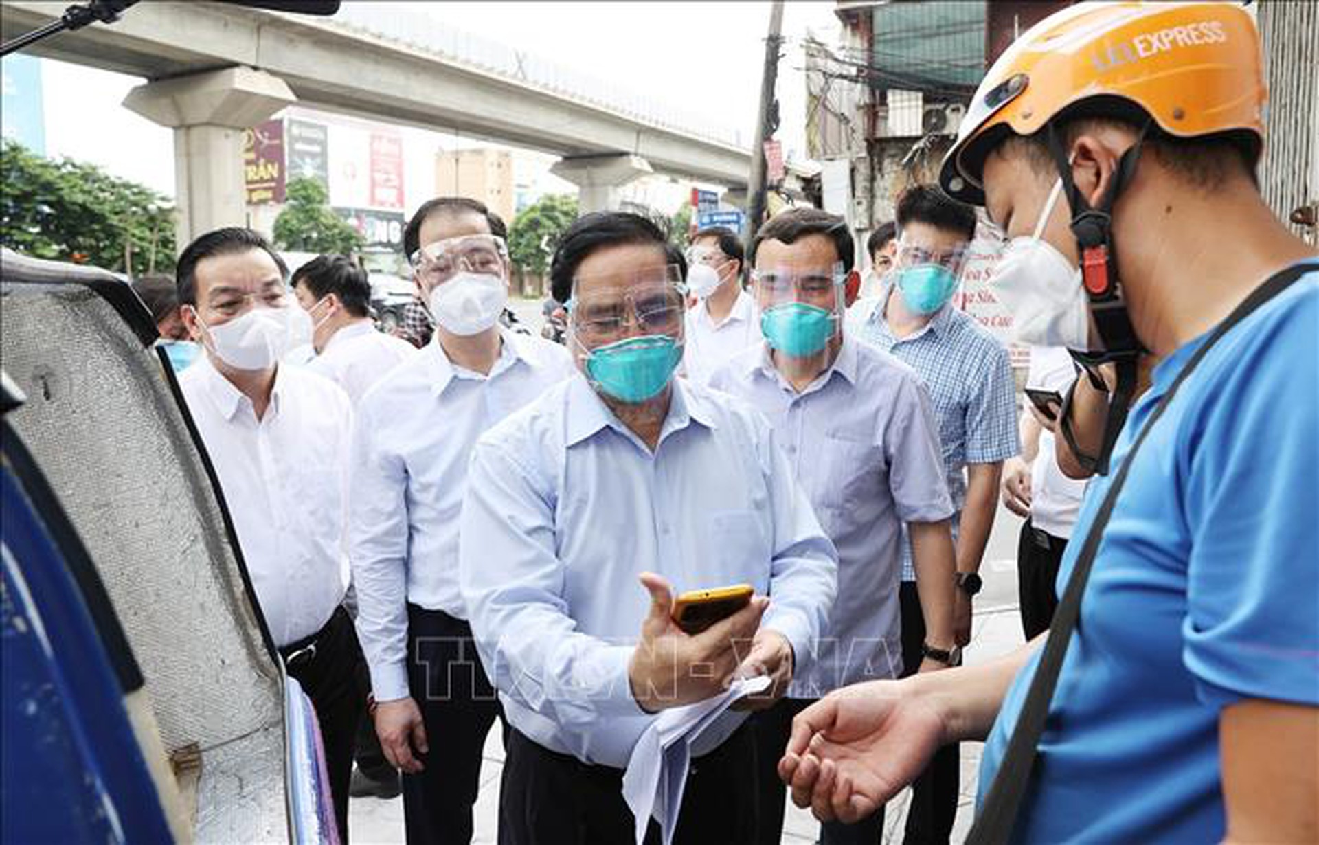 Thủ tướng Phạm Minh Ch&iacute;nh kiểm tra đột xuất c&aacute;c điểm n&oacute;ng về dịch Covid-19 ở H&agrave; Nội - Ảnh 6.