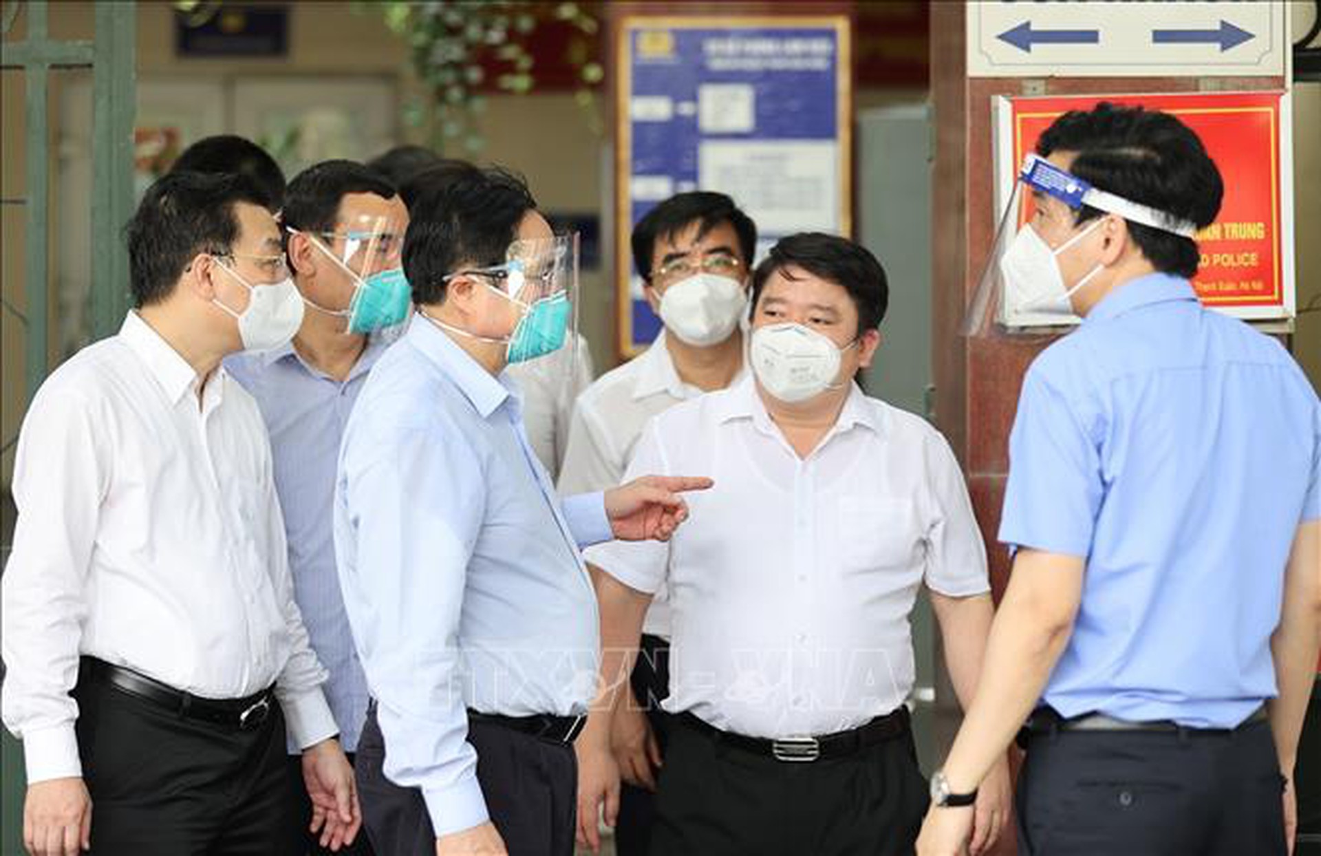 Thủ tướng Phạm Minh Ch&iacute;nh kiểm tra đột xuất c&aacute;c điểm n&oacute;ng về dịch Covid-19 ở H&agrave; Nội - Ảnh 7.