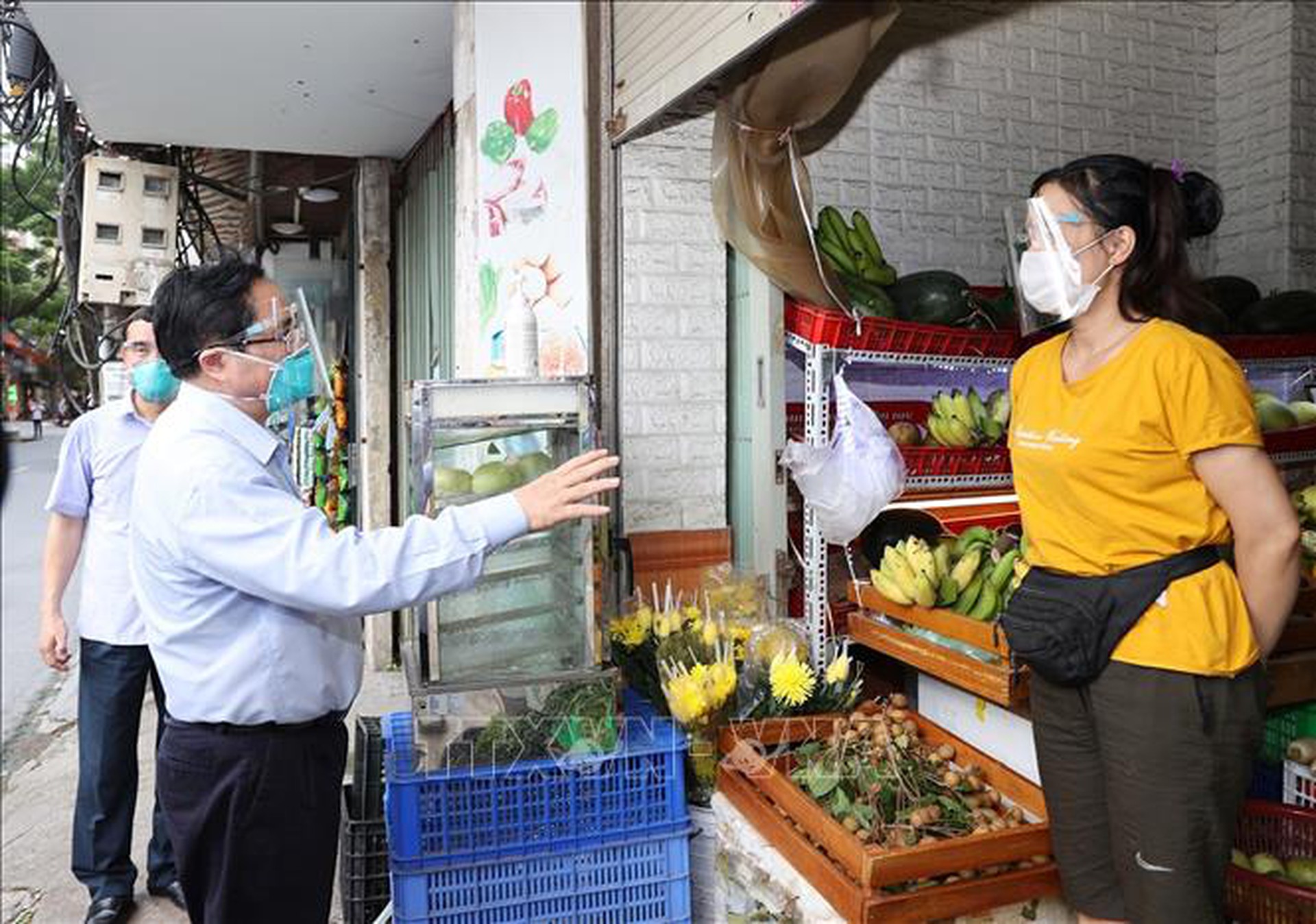 Thủ tướng Phạm Minh Ch&iacute;nh kiểm tra đột xuất c&aacute;c điểm n&oacute;ng về dịch Covid-19 ở H&agrave; Nội - Ảnh 8.
