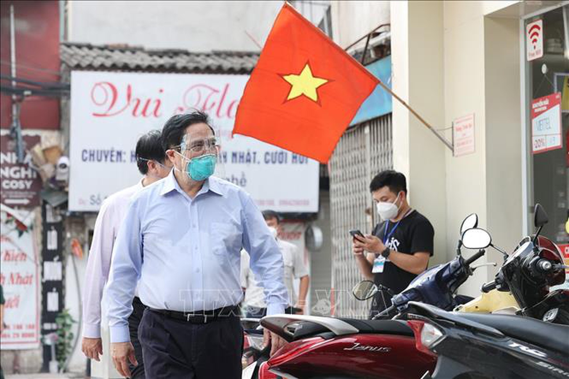 Thủ tướng Phạm Minh Ch&iacute;nh kiểm tra đột xuất c&aacute;c điểm n&oacute;ng về dịch Covid-19 ở H&agrave; Nội - Ảnh 9.