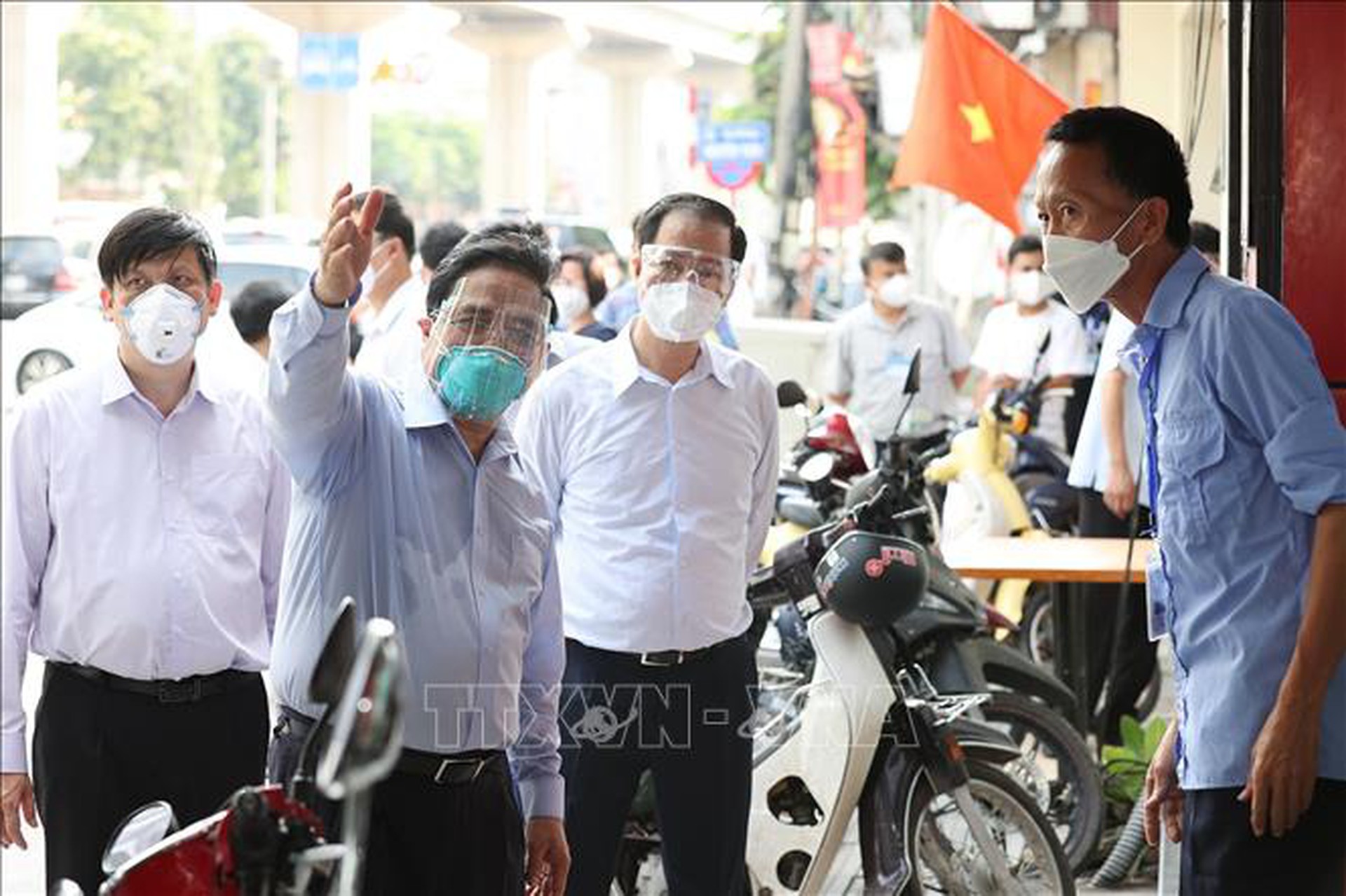 Thủ tướng Phạm Minh Ch&iacute;nh kiểm tra đột xuất c&aacute;c điểm n&oacute;ng về dịch Covid-19 ở H&agrave; Nội - Ảnh 10.