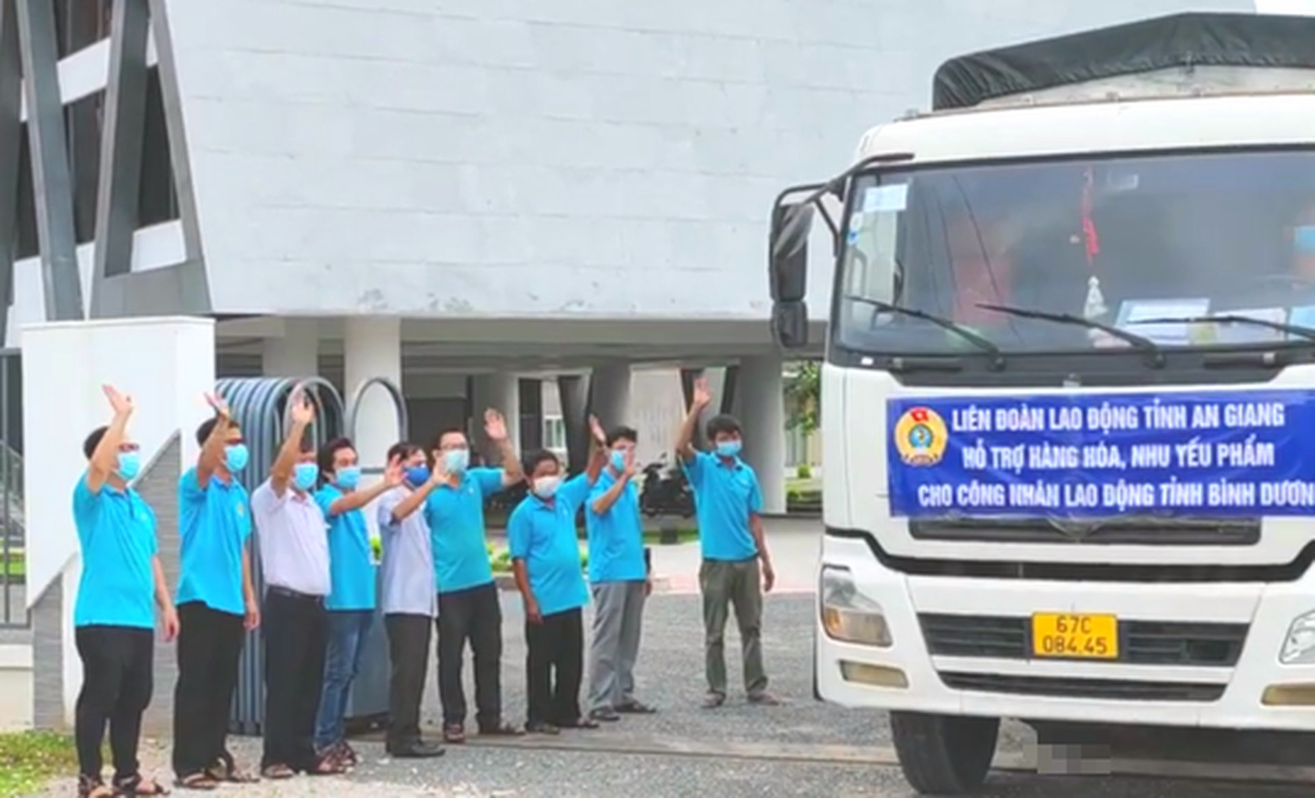 Những chuyến xe nghĩa t&igrave;nh từ S&oacute;c Trăng, An Giang v&agrave; Long An hướng về TP HCM - Ảnh 6.