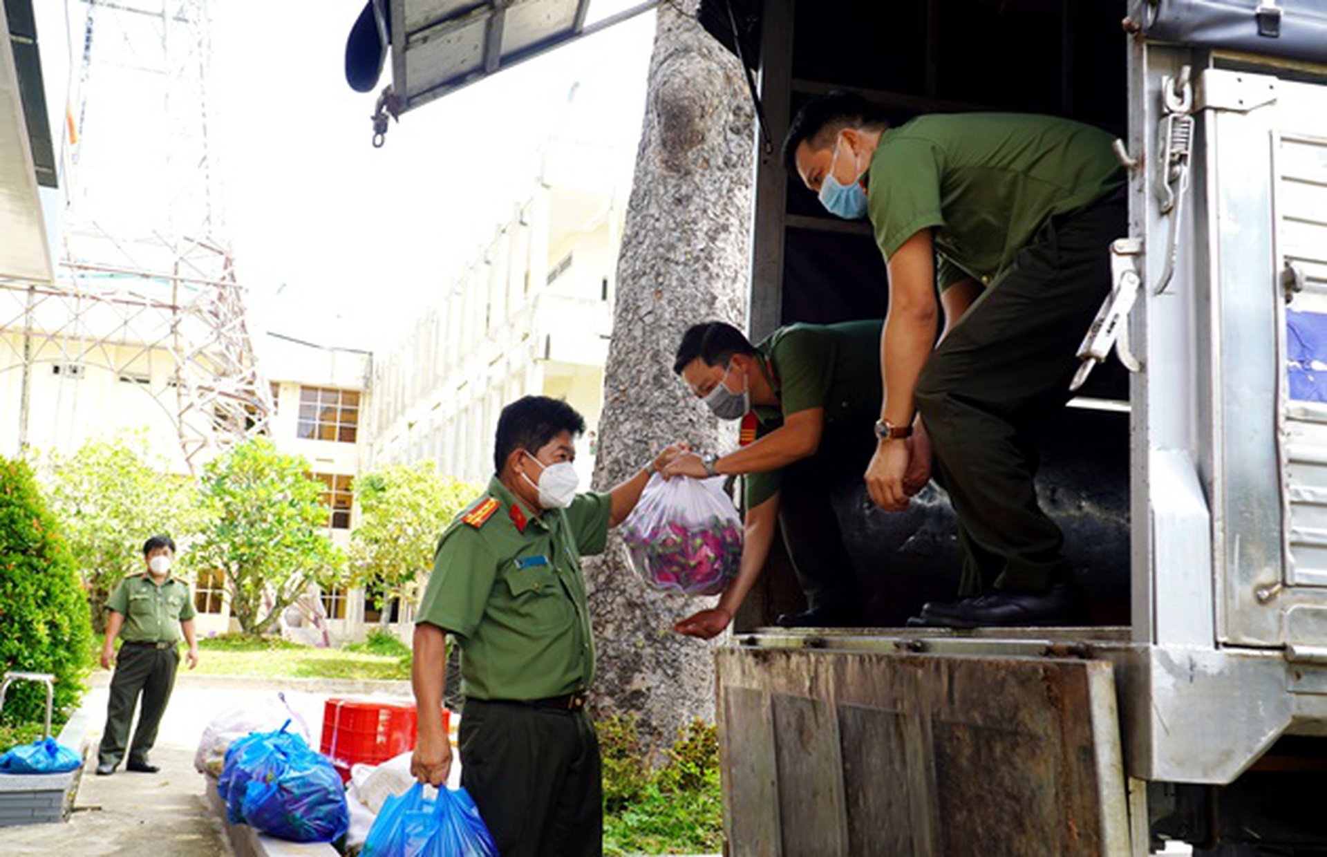 Những chuyến xe nghĩa t&igrave;nh từ S&oacute;c Trăng, An Giang v&agrave; Long An hướng về TP HCM - Ảnh 5.