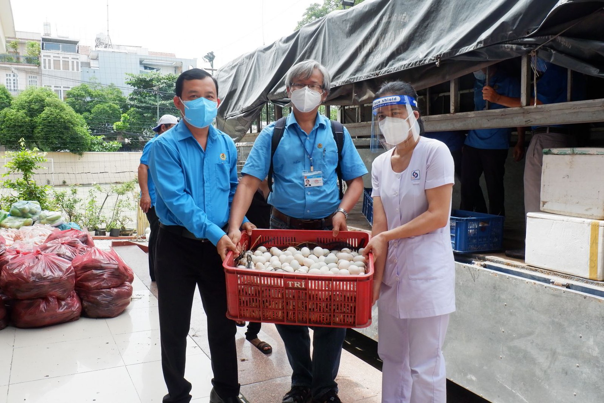Những chuyến xe nghĩa t&igrave;nh từ S&oacute;c Trăng, An Giang v&agrave; Long An hướng về TP HCM - Ảnh 3.