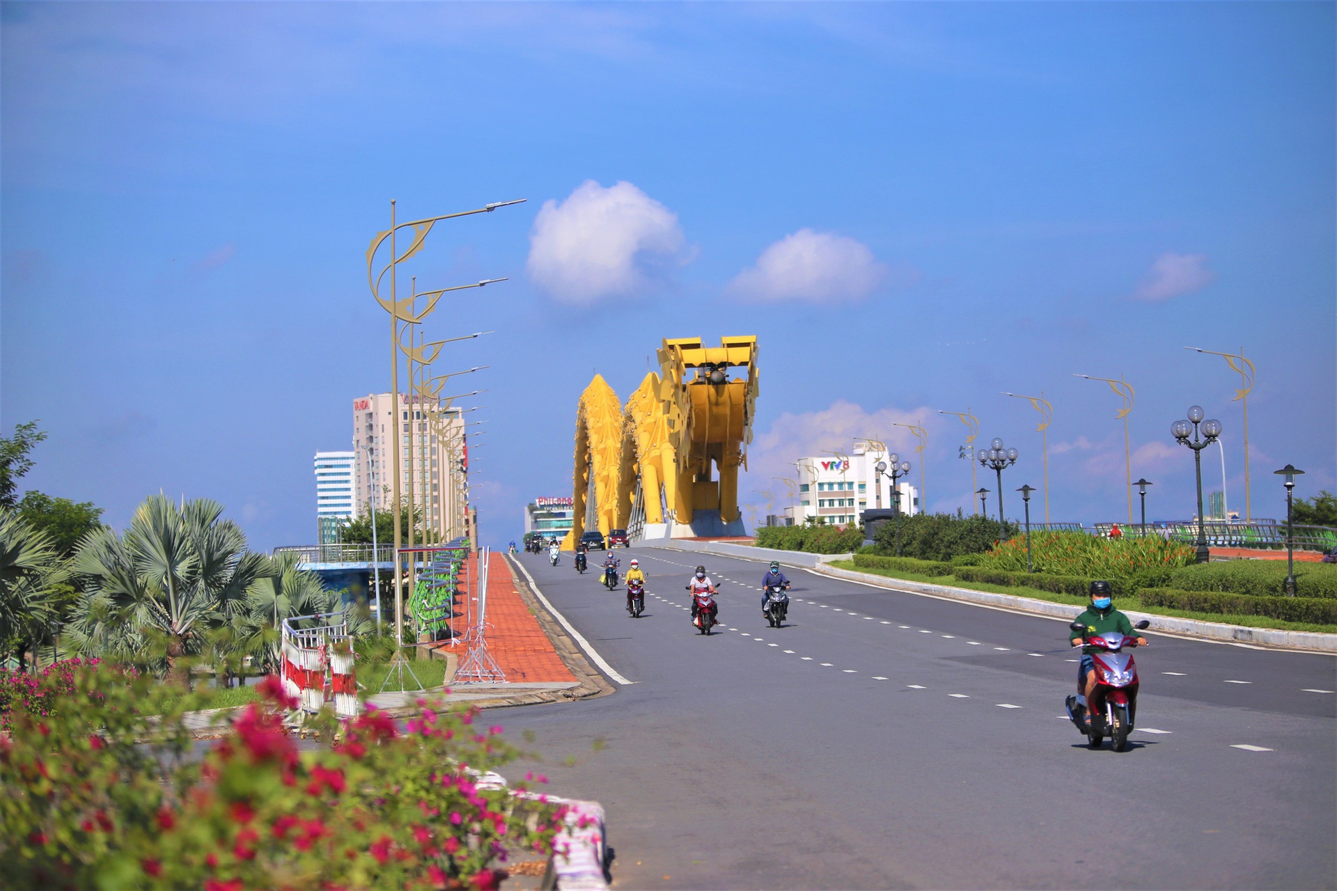 Đ&agrave; Nẵng ng&agrave;y đầu nới lỏng gi&atilde;n c&aacute;ch, nhiều h&agrave;ng qu&aacute;n v&ugrave;ng xanh mở cửa trở lại - Ảnh 10.