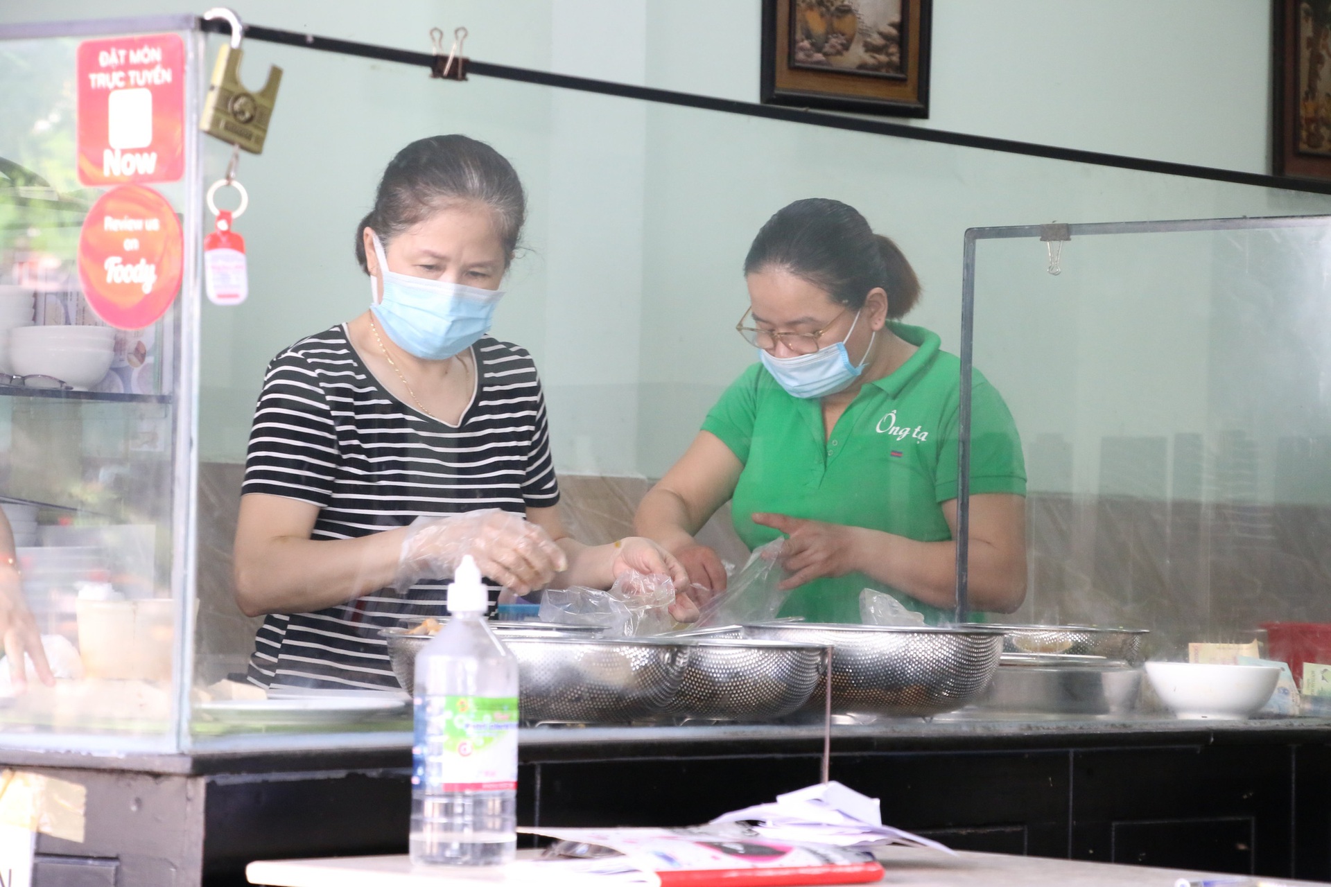 Đ&agrave; Nẵng ng&agrave;y đầu nới lỏng gi&atilde;n c&aacute;ch, nhiều h&agrave;ng qu&aacute;n v&ugrave;ng xanh mở cửa trở lại - Ảnh 4.