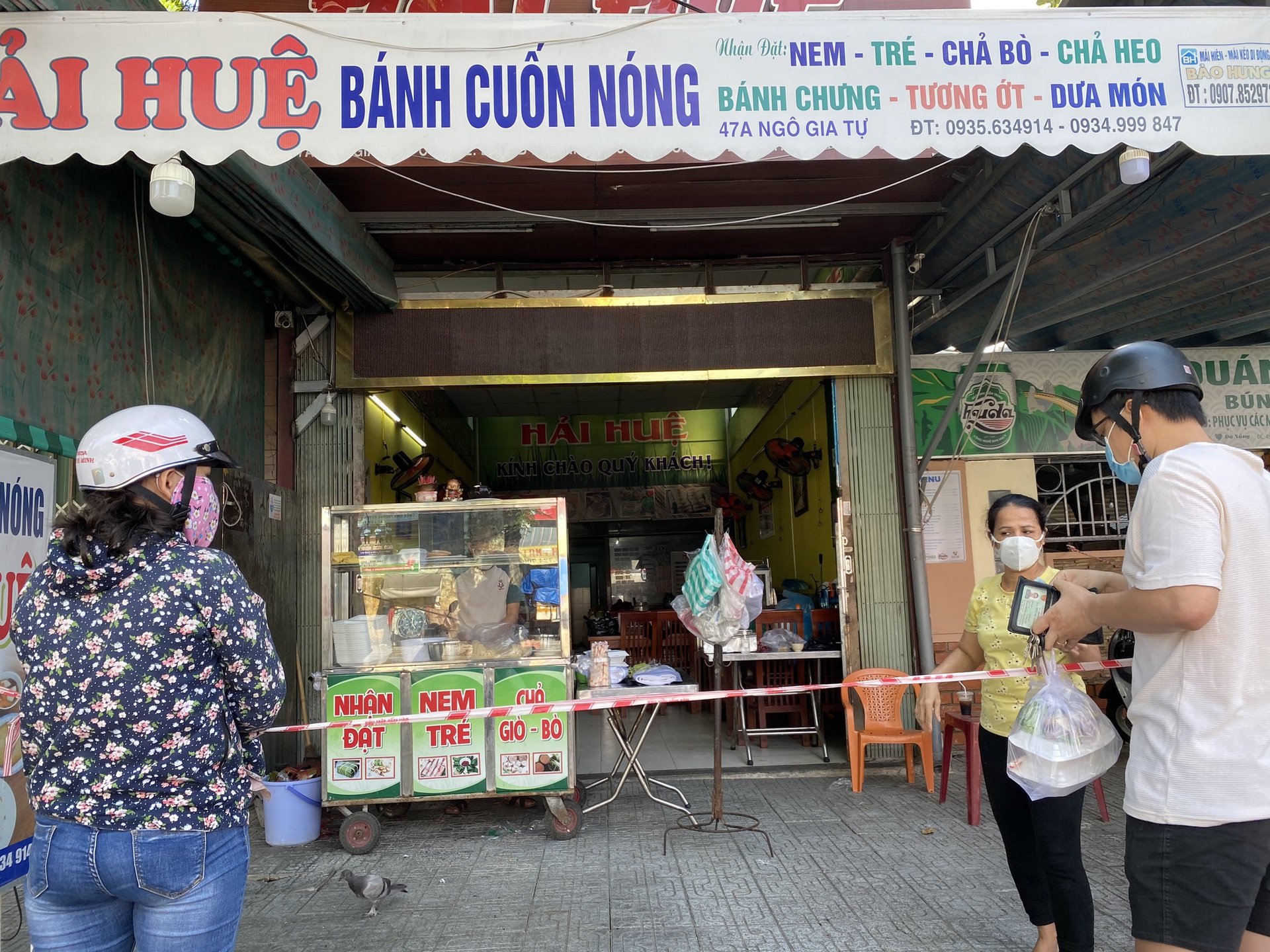 Đ&agrave; Nẵng ng&agrave;y đầu nới lỏng gi&atilde;n c&aacute;ch, nhiều h&agrave;ng qu&aacute;n v&ugrave;ng xanh mở cửa trở lại - Ảnh 1.