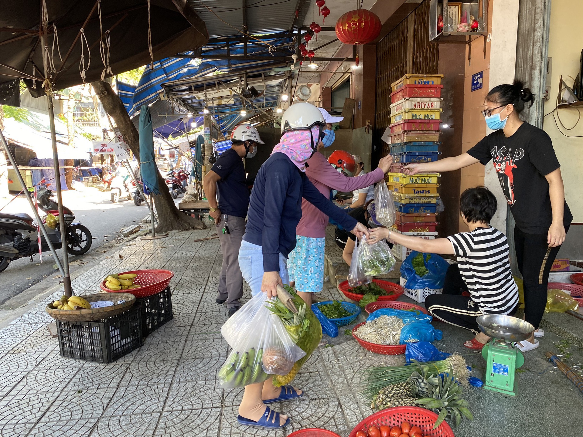 Đ&agrave; Nẵng ng&agrave;y đầu nới lỏng gi&atilde;n c&aacute;ch, nhiều h&agrave;ng qu&aacute;n v&ugrave;ng xanh mở cửa trở lại - Ảnh 6.